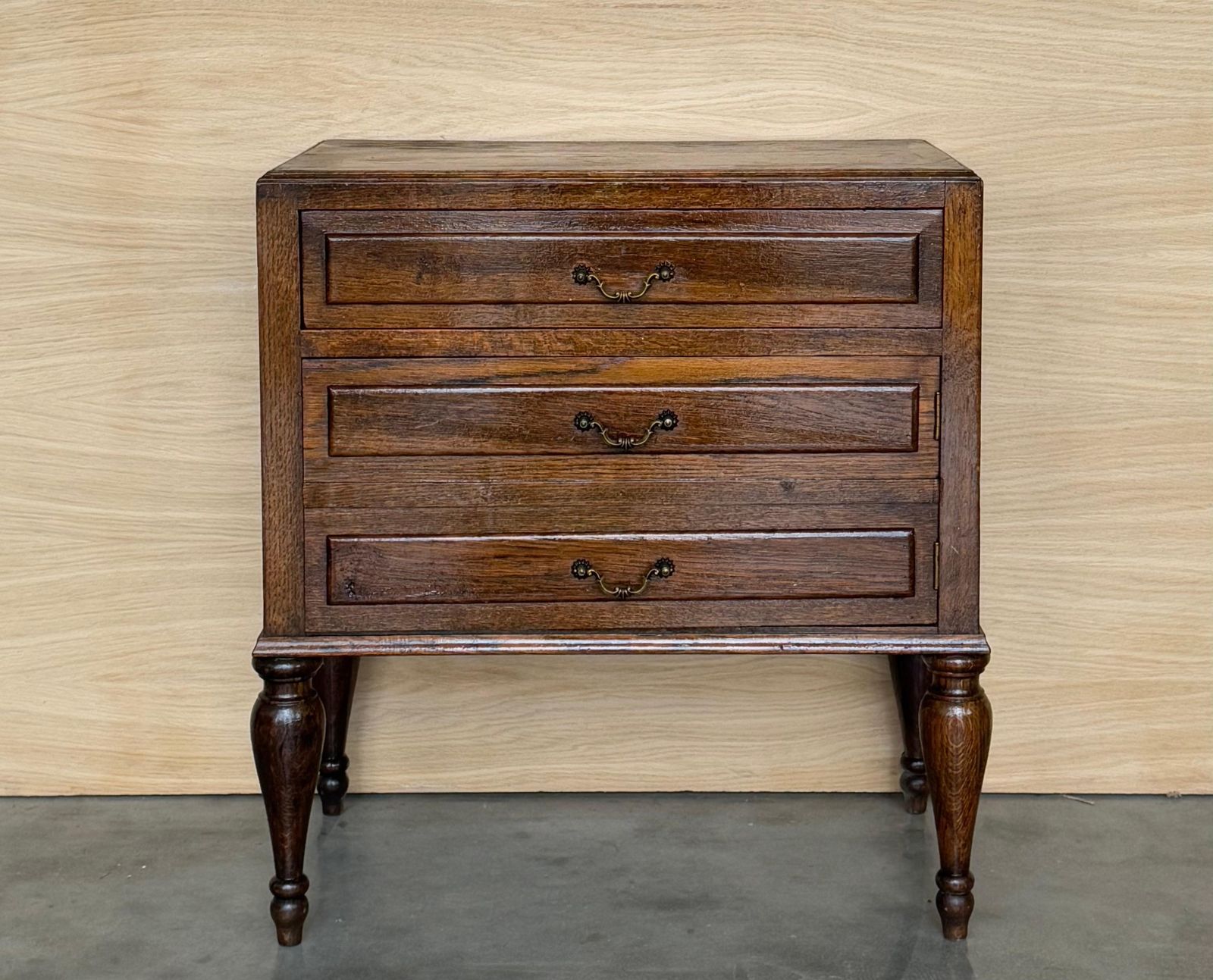 Table d'appoint mid-century française en noyer, un tiroir et porte dissimulée, années 1950 photo Mobilier
