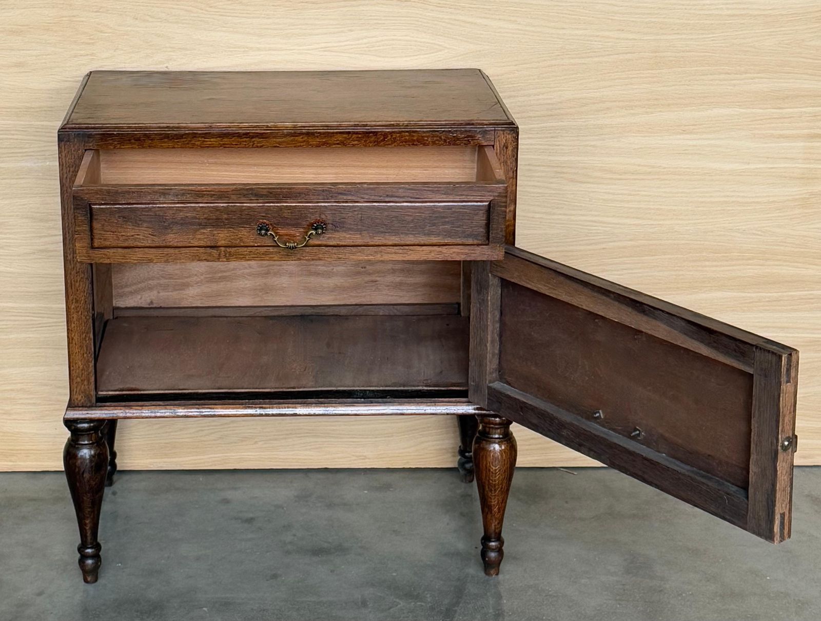 Table d'appoint mid-century française en noyer, un tiroir et porte dissimulée, années 1950 photo buy