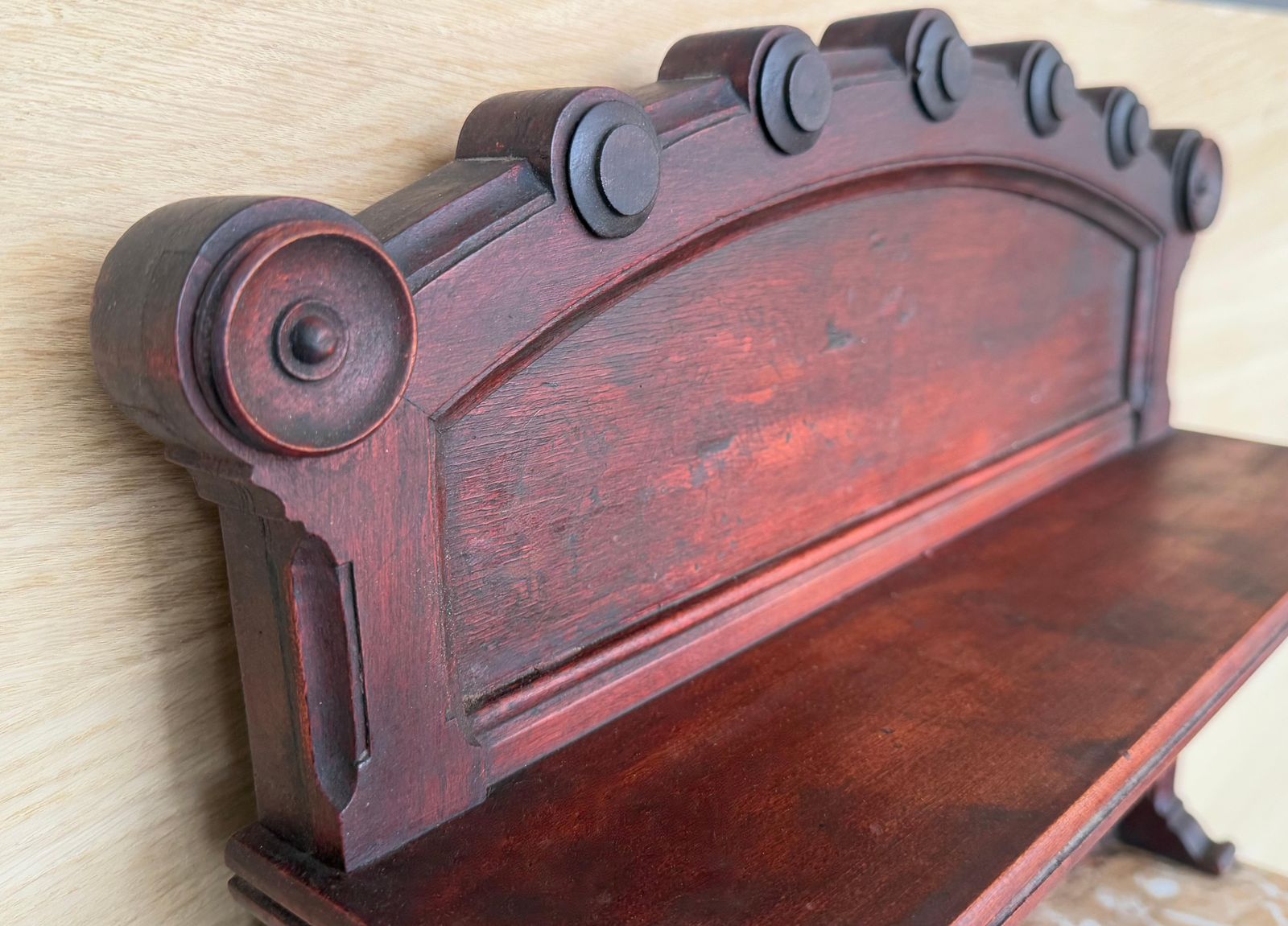 photo furniture Tables de chevet Art Nouveau italiennes en noyer massif avec fronton, début du XXe siècle