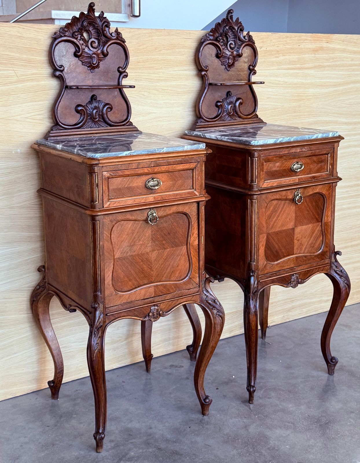 Tables de chevet françaises d'époque en acajou, plateau en marbre et fronton, 1900 photo furniture