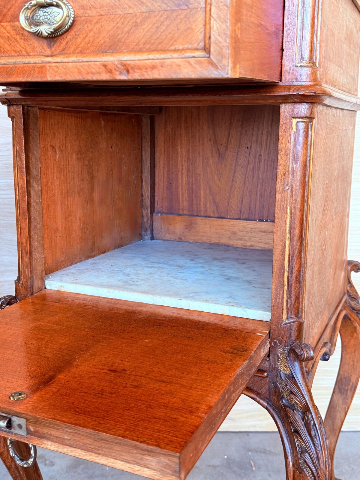 photo vinterior Tables de chevet françaises d'époque en acajou, plateau en marbre et fronton, 1900