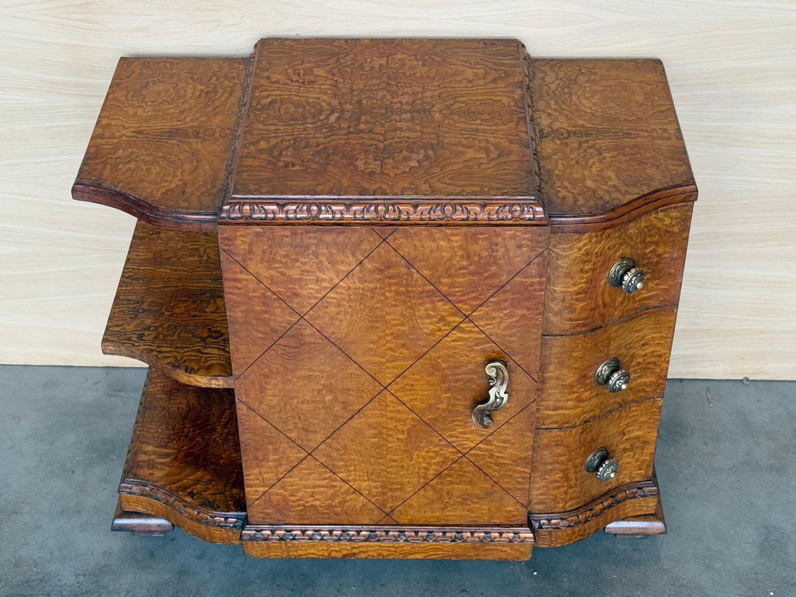Paire de cabinets de chevet Art déco en loupe de noyer massif photo vinterior