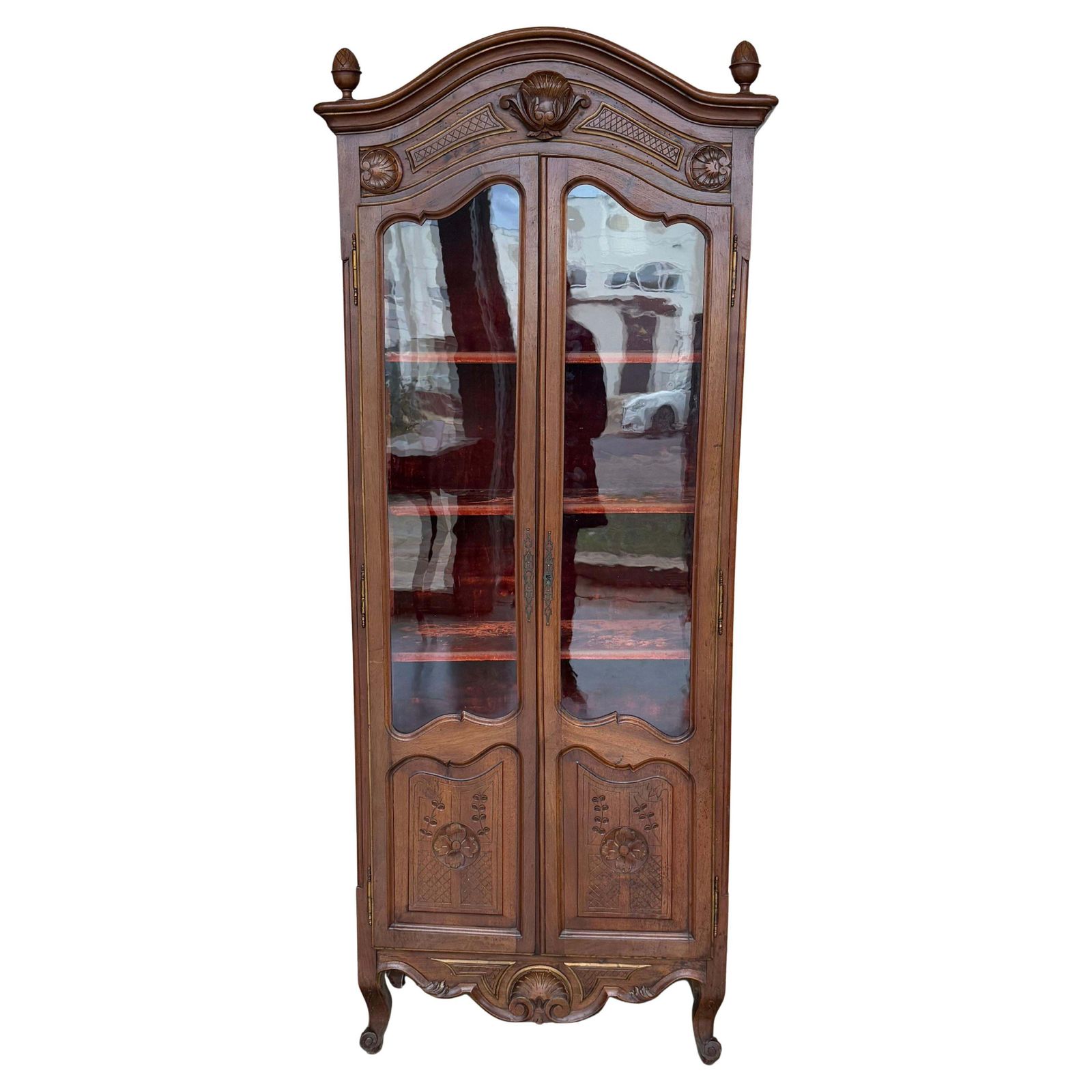 Vitrine de style campagne française en noyer, XIXe siècle