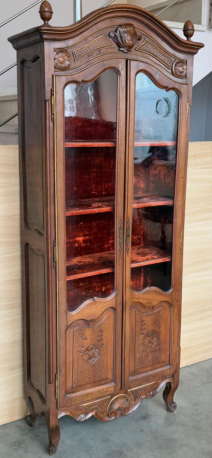 Vitrine de style campagne française en noyer, XIXe siècle photo furniture