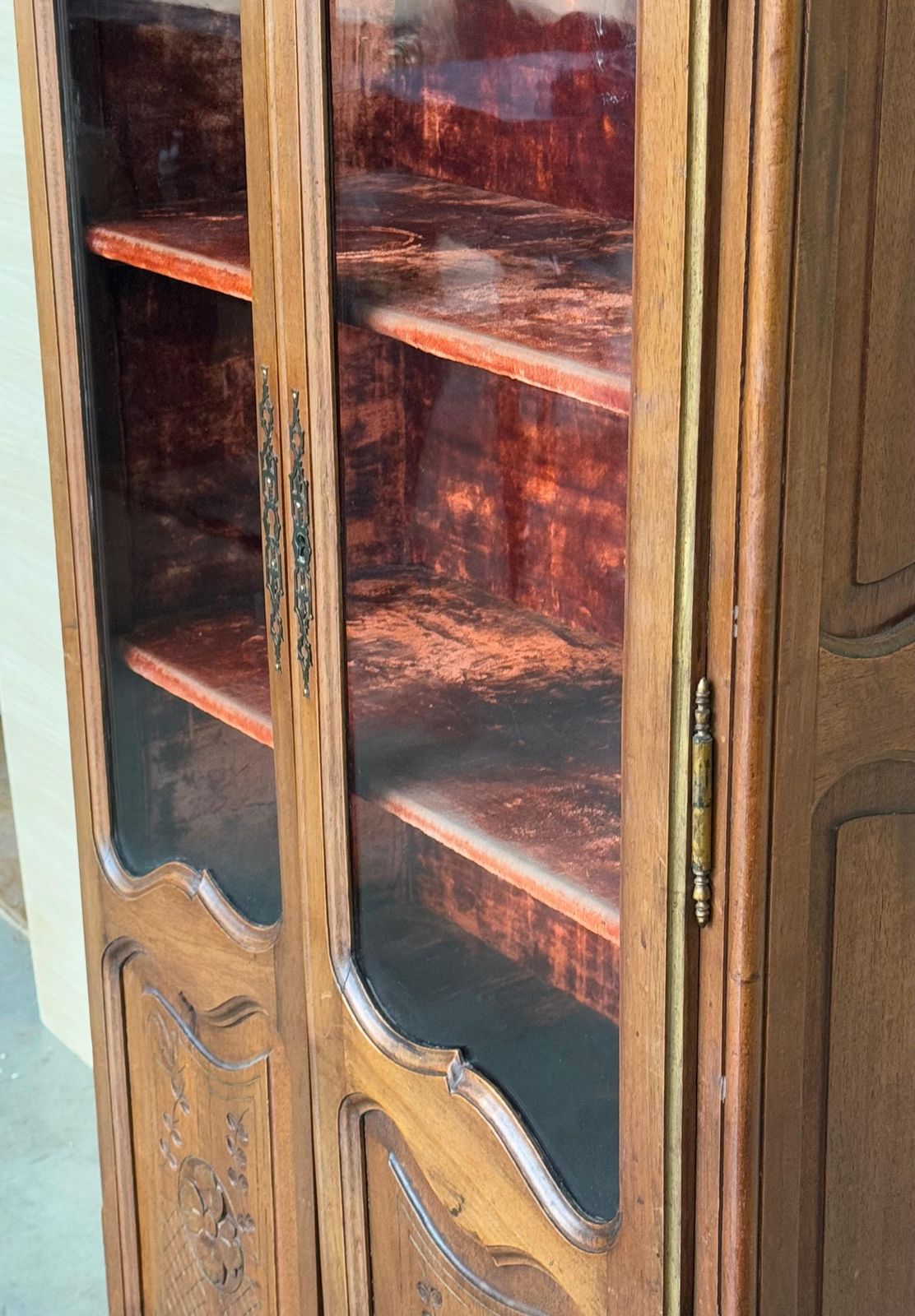Vitrine de style campagne française en noyer, XIXe siècle photo Mobilier