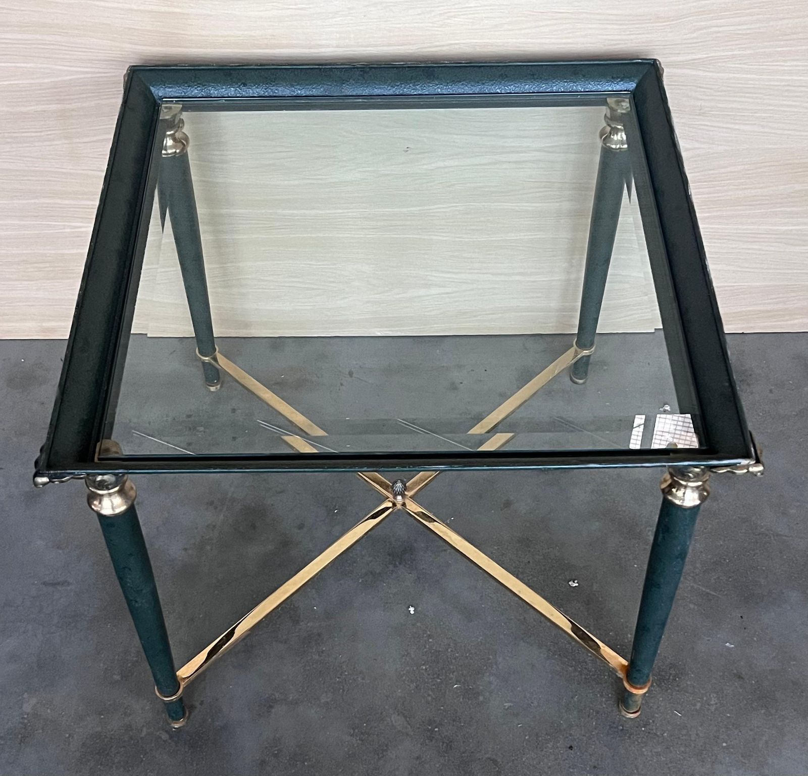 Ensemble de tables basses en fer vert, détails en bronze et laiton photo vinterior