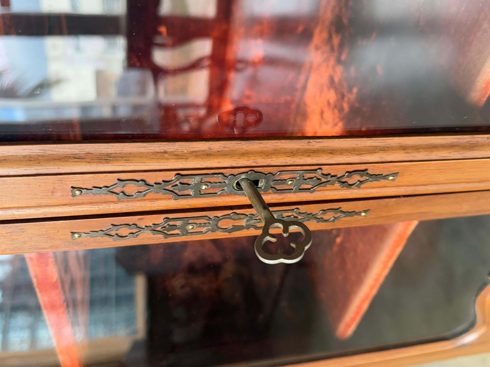 Vitrine de style campagne française en noyer, XIXe siècle photo vintage