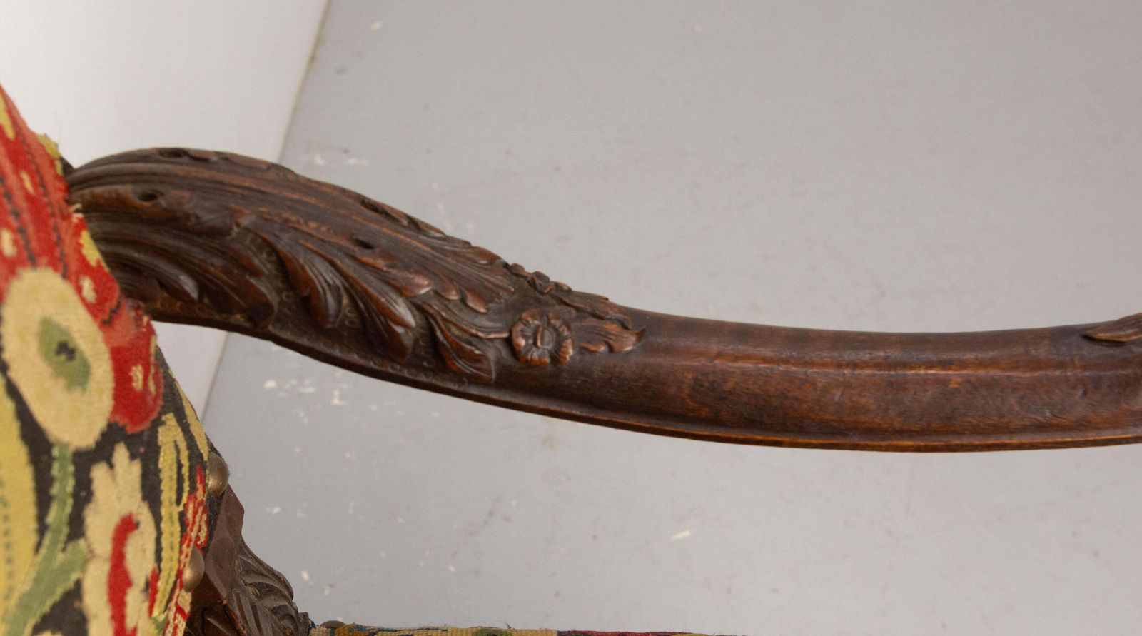 photo vinterior English Victorian Walnut Armchair Lion Paws Feet, Late 19th Century