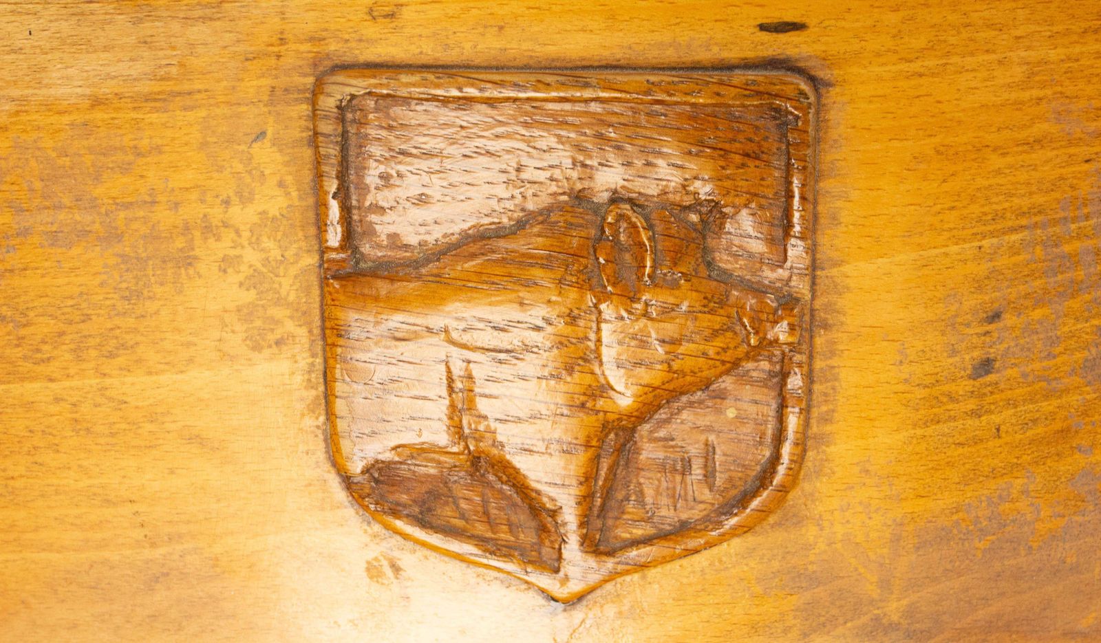 photo vintage Set Of Four Massive Oak Chairs With Hunting Crests France, Mid 20th Century