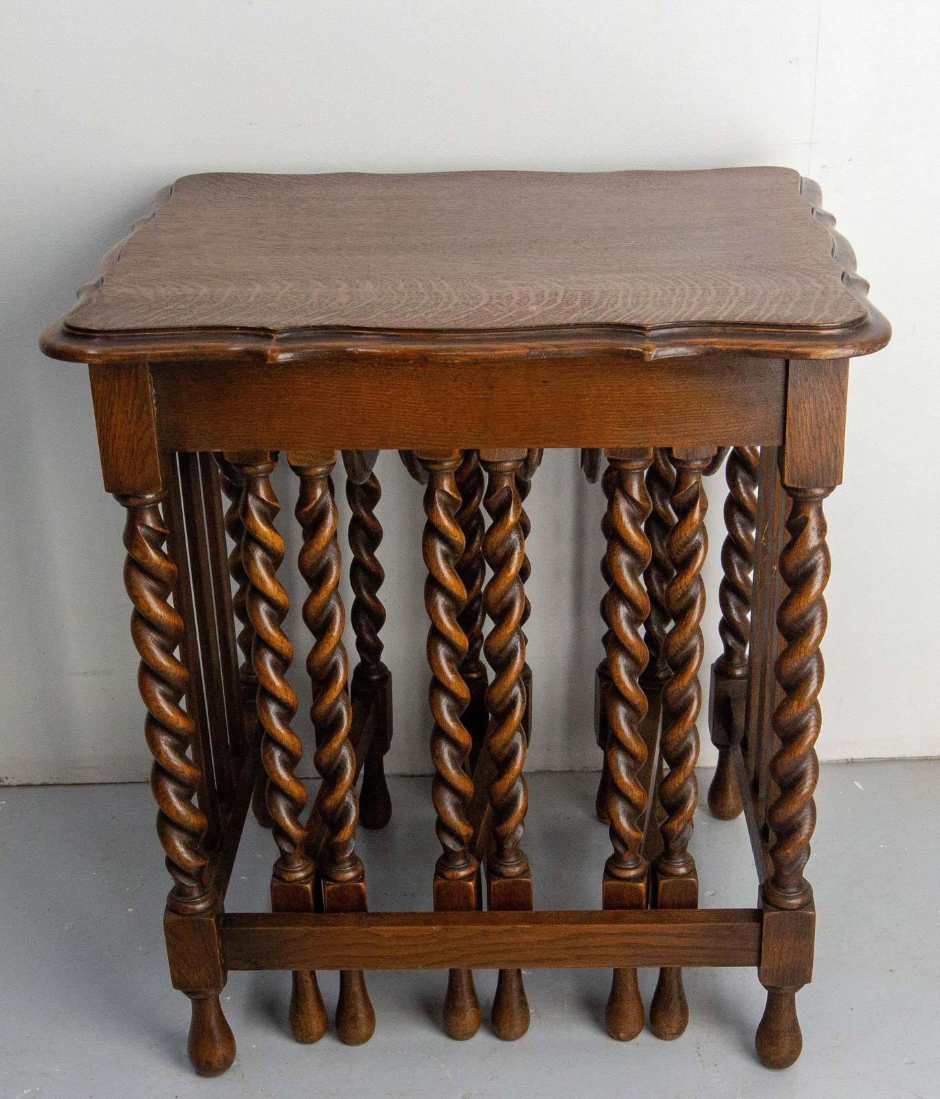English Vintage Oak Nesting Tables Serie, Turned Legs Circa1940 photo vinterior