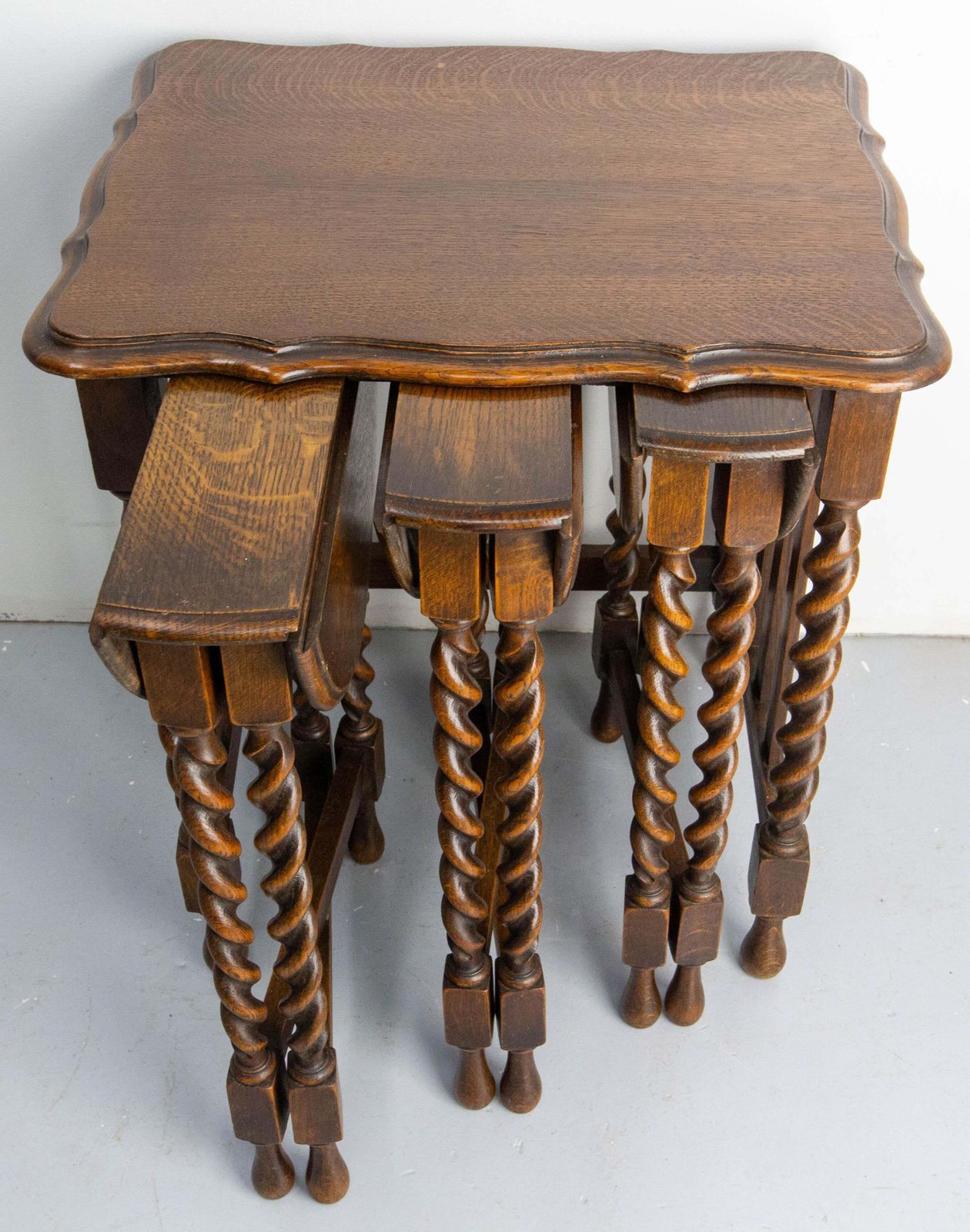 English Vintage Oak Nesting Tables Serie, Turned Legs Circa1940 photo vintage