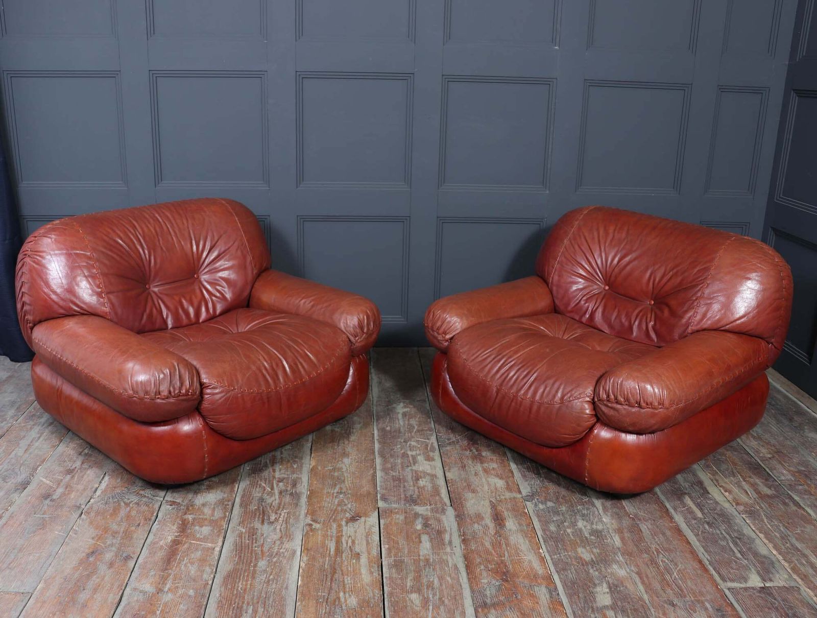 Pair Of Lounge Chairs In Leather By Sapporo For Mobil Girgi, Italy 1970 photo vinterior