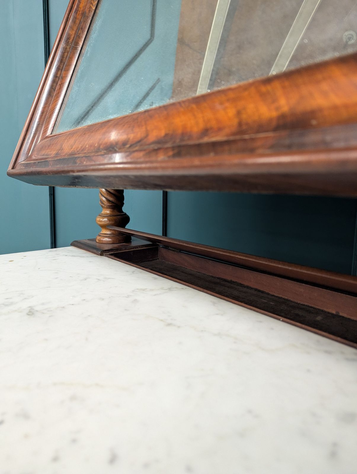 photo furniture Mahogany Compact Dressing Table With Marble Top
