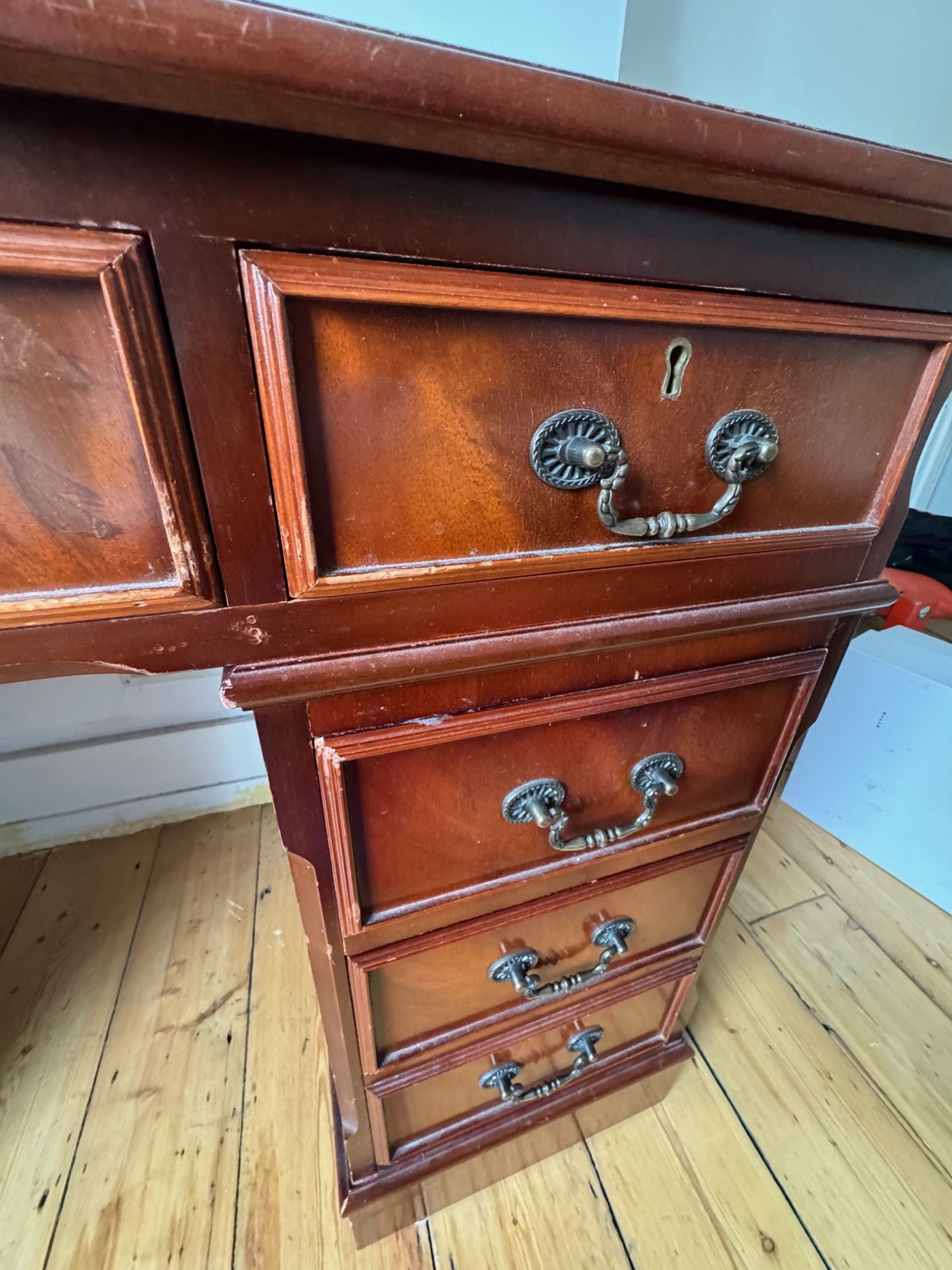 Vintage Green Leather Top Mahogany Desk – Classic & Elegant photo Furniture