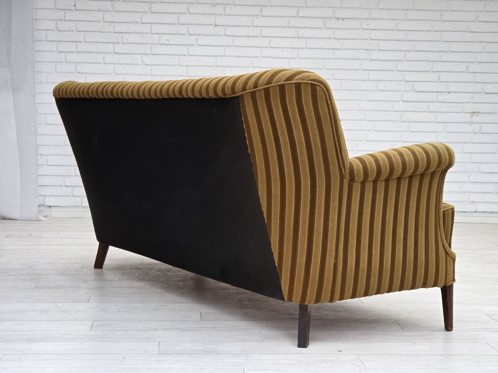 photo vinterior 1960s, 3 Seater Danish Sofa, Green Furniture Wool, Original Condition.
