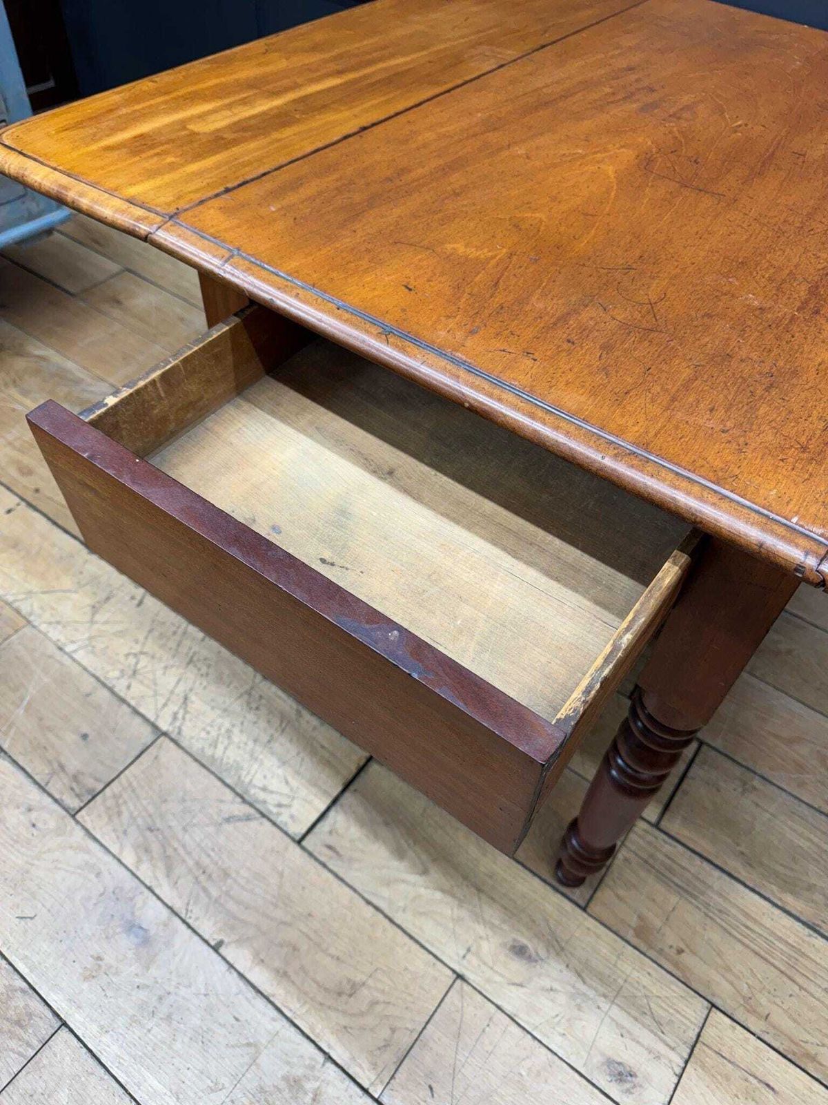 photo furniture Antique Extending Mahogany Pembroke Table / Drop Leaf Sideboard With Drawer