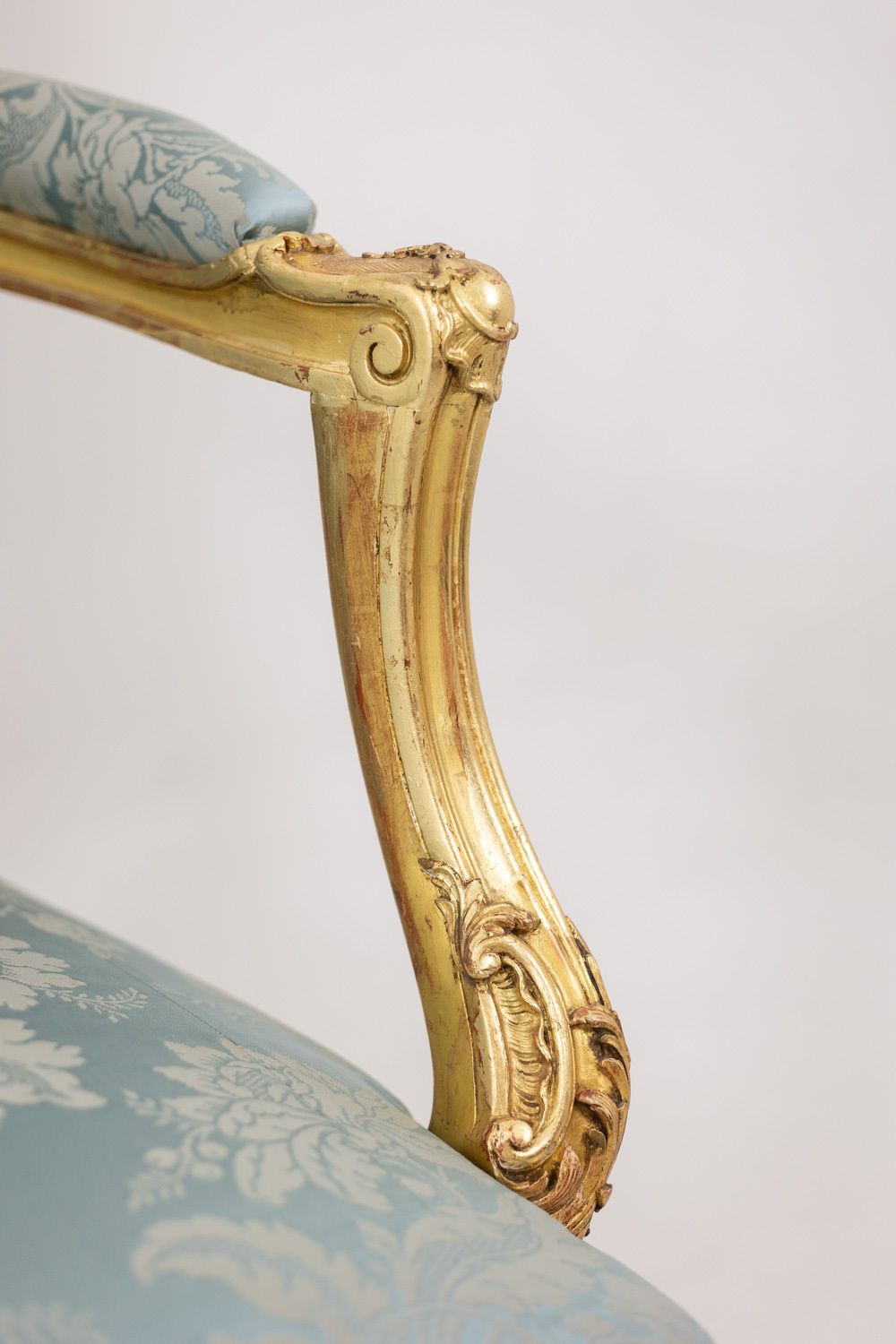 photo vinterior Louis XV Style Living Room With Gilded Wood Frame. Circa 1880.