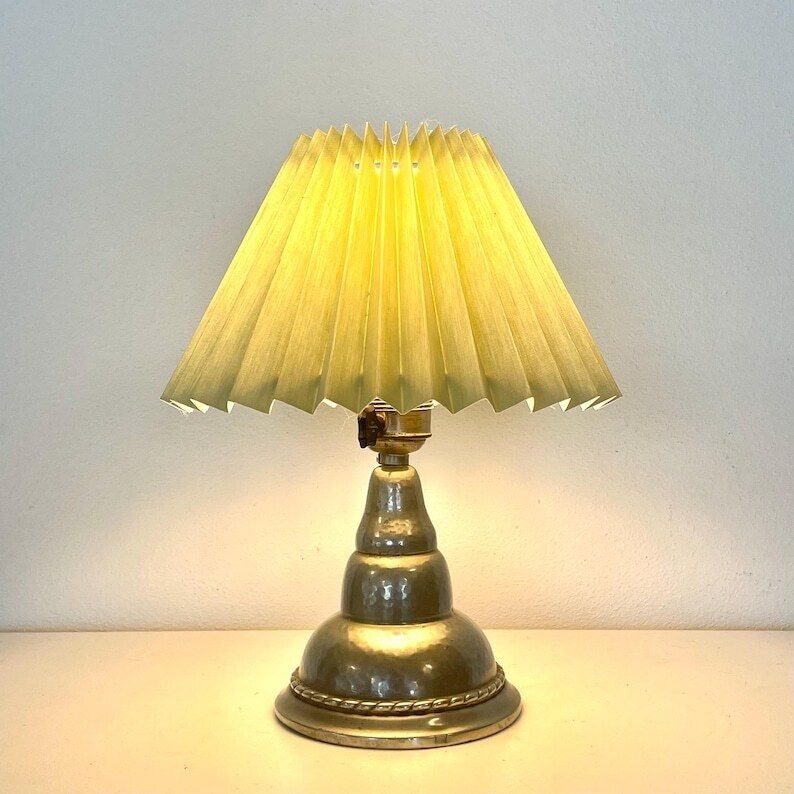 Deens art deco tafellampje in gehamerd tin met organische vorm, decoratie en groene vintage stoffen geplooide kap — ontwerp van Hags, Denemarken