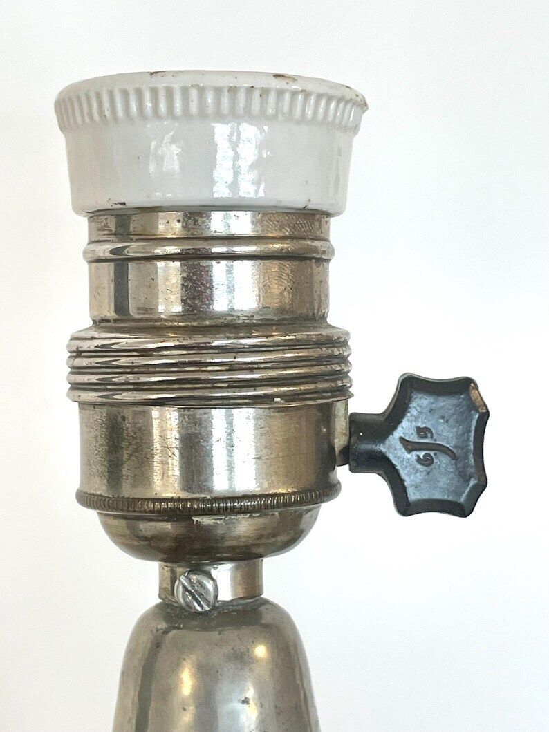 Deens art deco tafellampje in gehamerd tin met organische vorm, decoratie en groene vintage stoffen geplooide kap — ontwerp van Hags, Denemarken photo buy