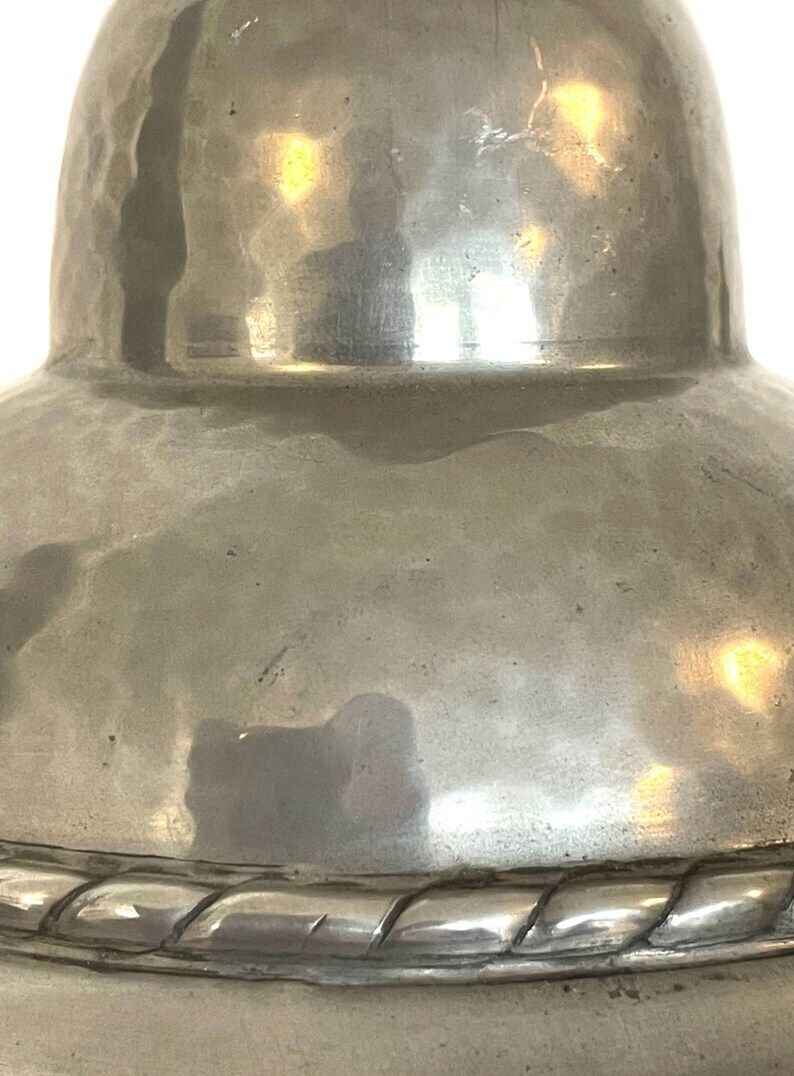 Deens art deco tafellampje in gehamerd tin met organische vorm, decoratie en groene vintage stoffen geplooide kap — ontwerp van Hags, Denemarken photo vintage