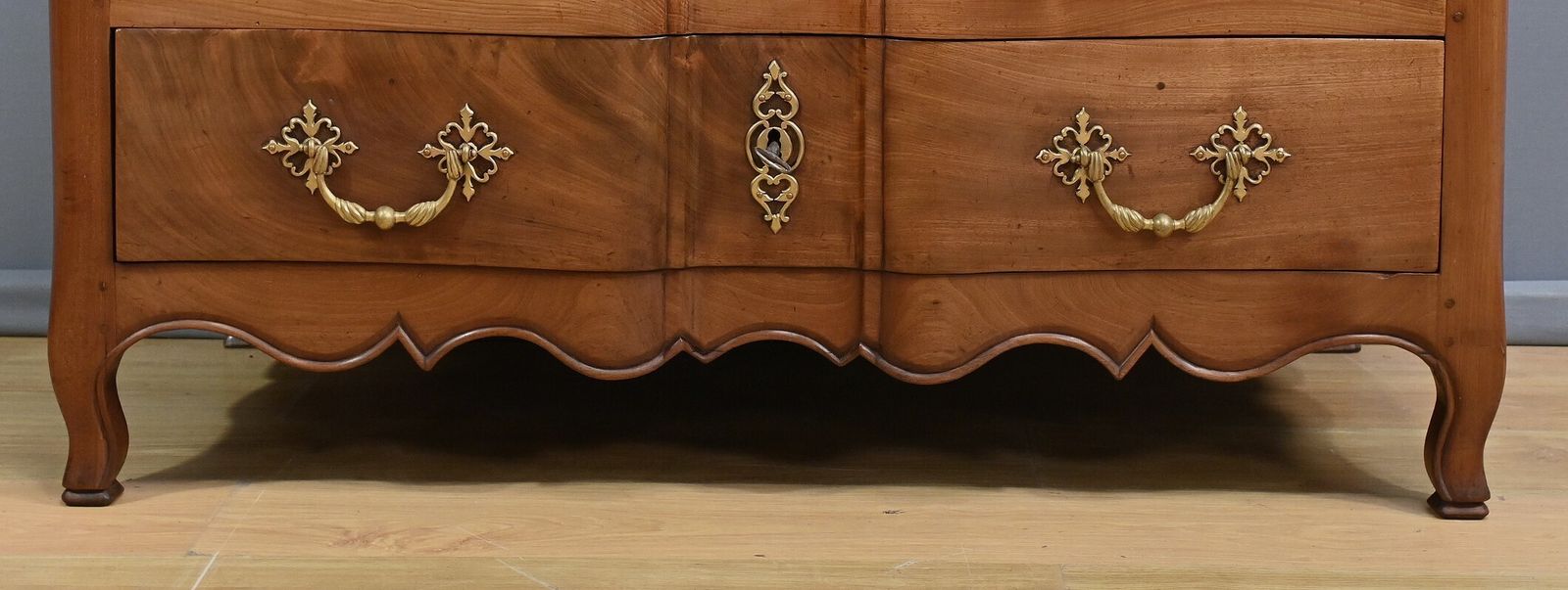 photo furniture Arbalète Nantaise Chest Of Drawers In Cuban Mahogany, Louis XV Period – 18th Century