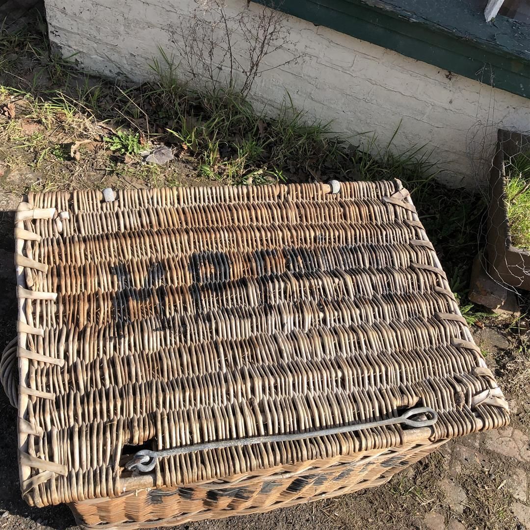 photo vintage Large Vintage Hotel Laundry Basket With Lid, On Wheels