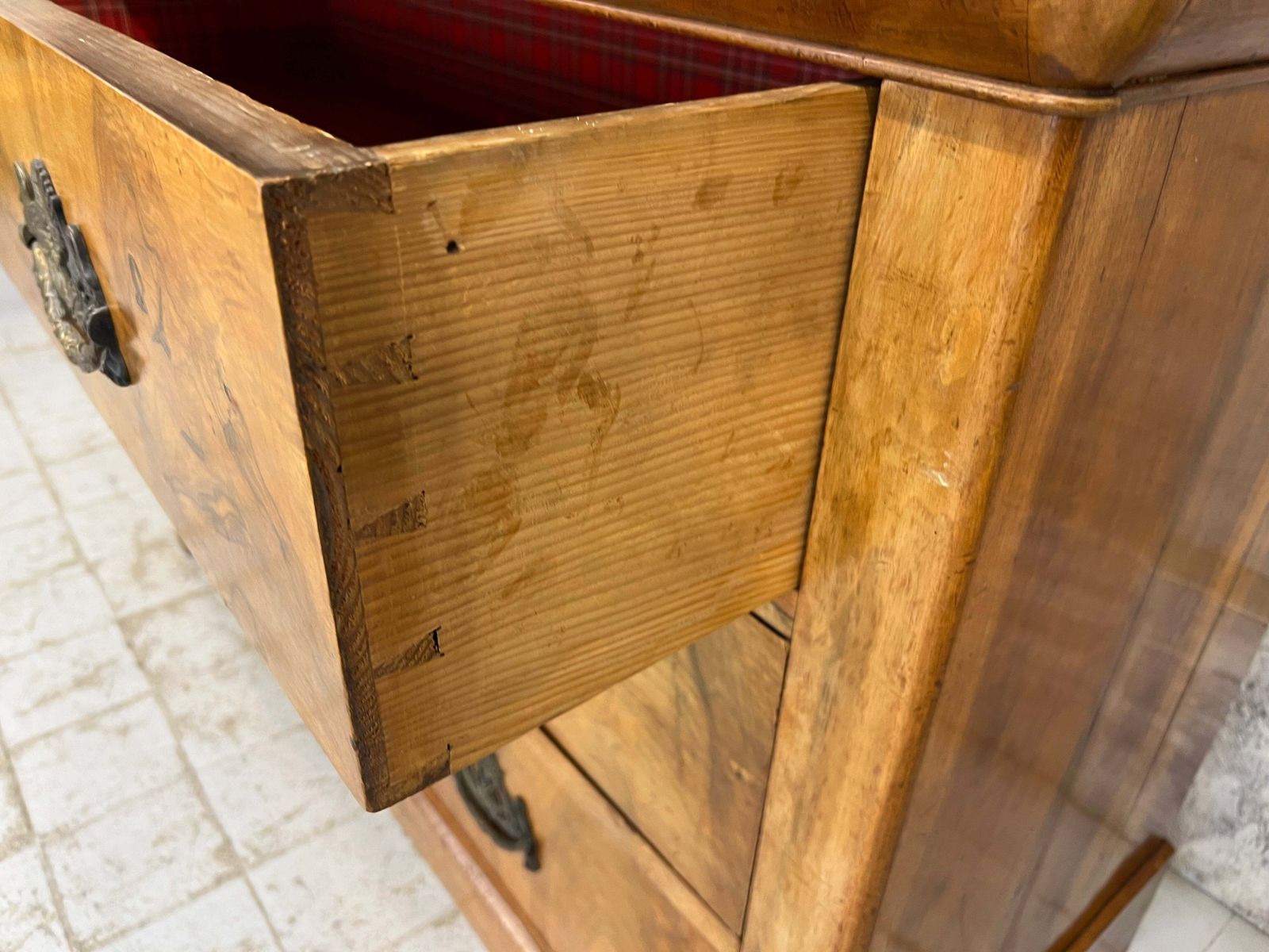 photo vintage Napoleon III Chest Of Drawers With Swan And Crown Detailed Drawer Furniture