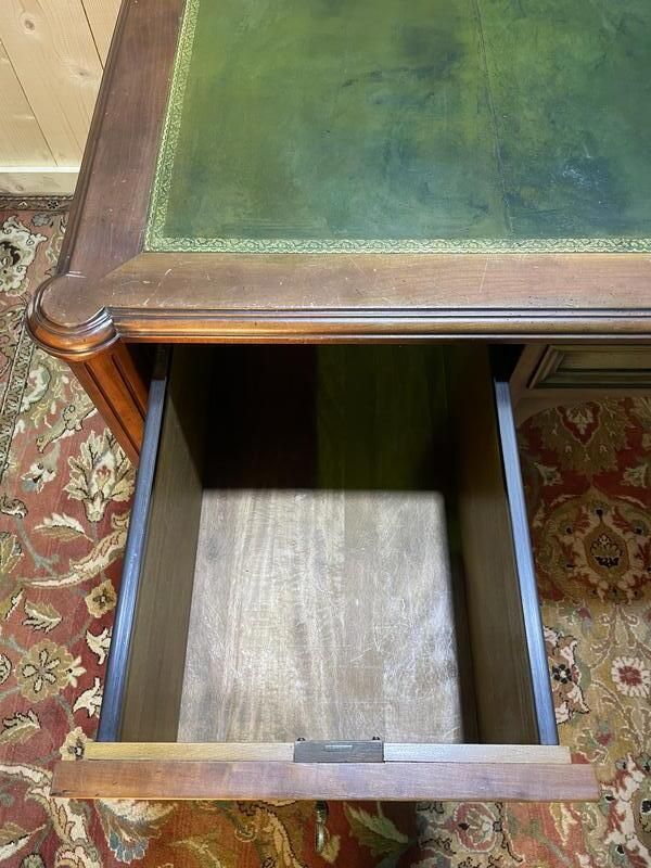 Bureau Plat De Style Louis XVI En Merisier Et Cuir Vert photo vinterior