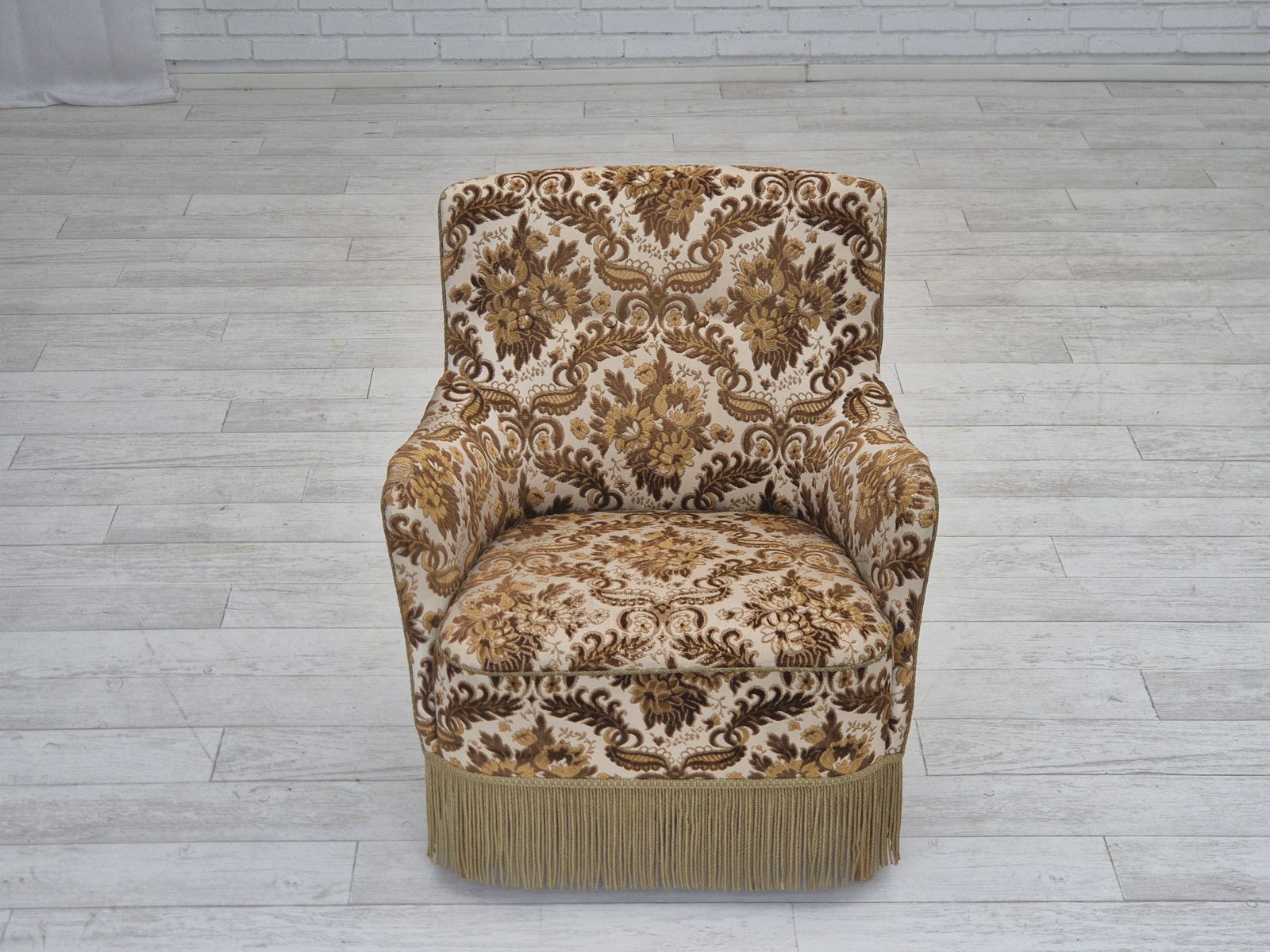 Jaren 1960, Deense Fauteuil, Meubelvelours, Essenhout. photo for sale