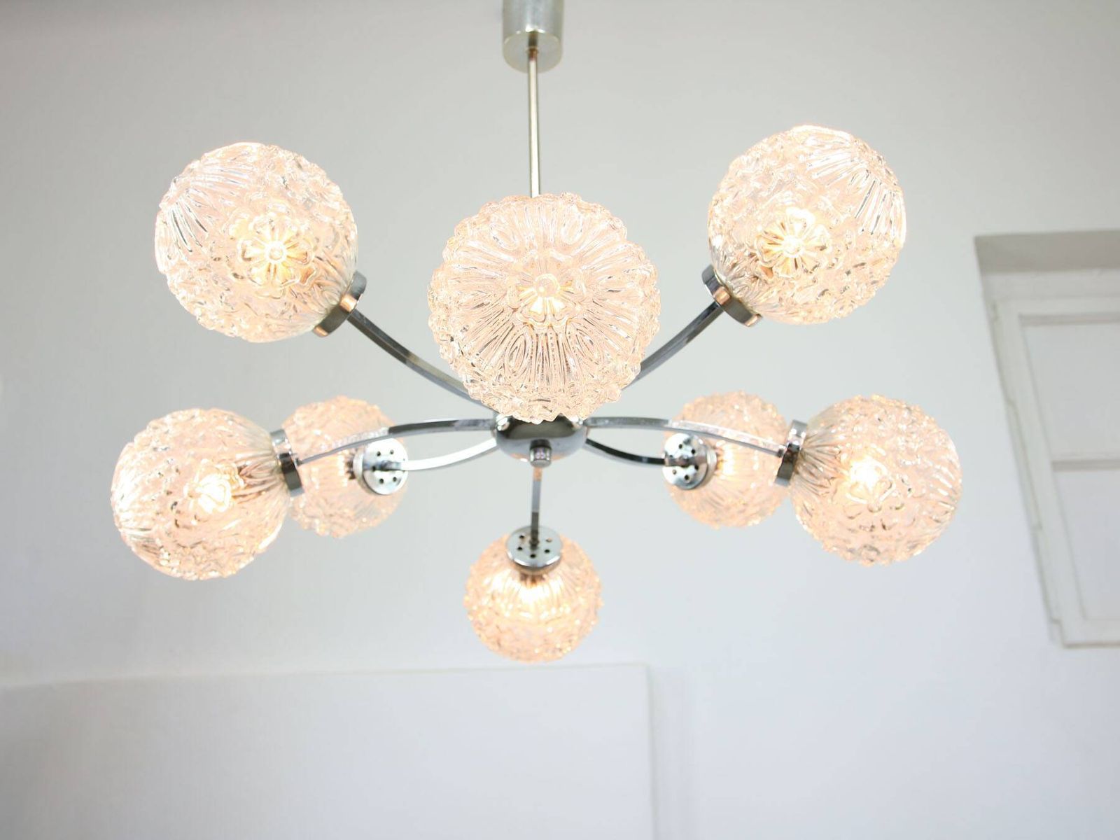 photo vintage Mid Century Italian 8 Arm Chrome And Crystal Chandelier 1960s