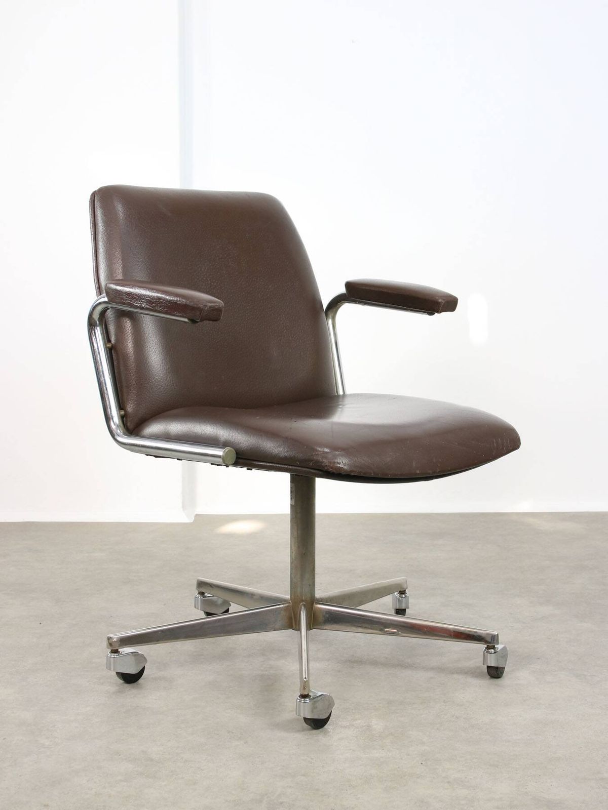 514.0 Mid Century Italian Brown Leather Swivel Chair photo