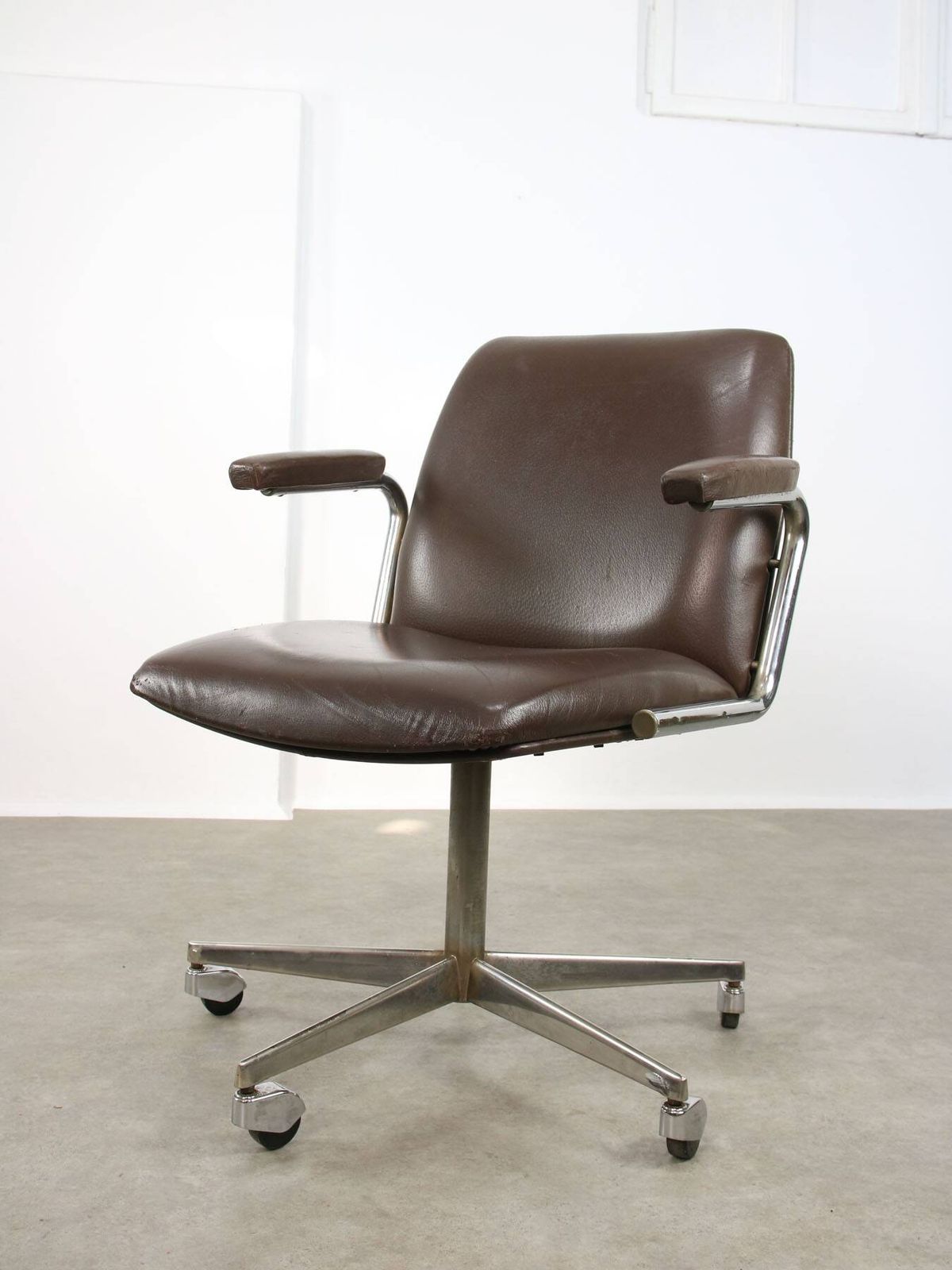 photo vinterior Mid Century Italian Brown Leather Swivel Chair