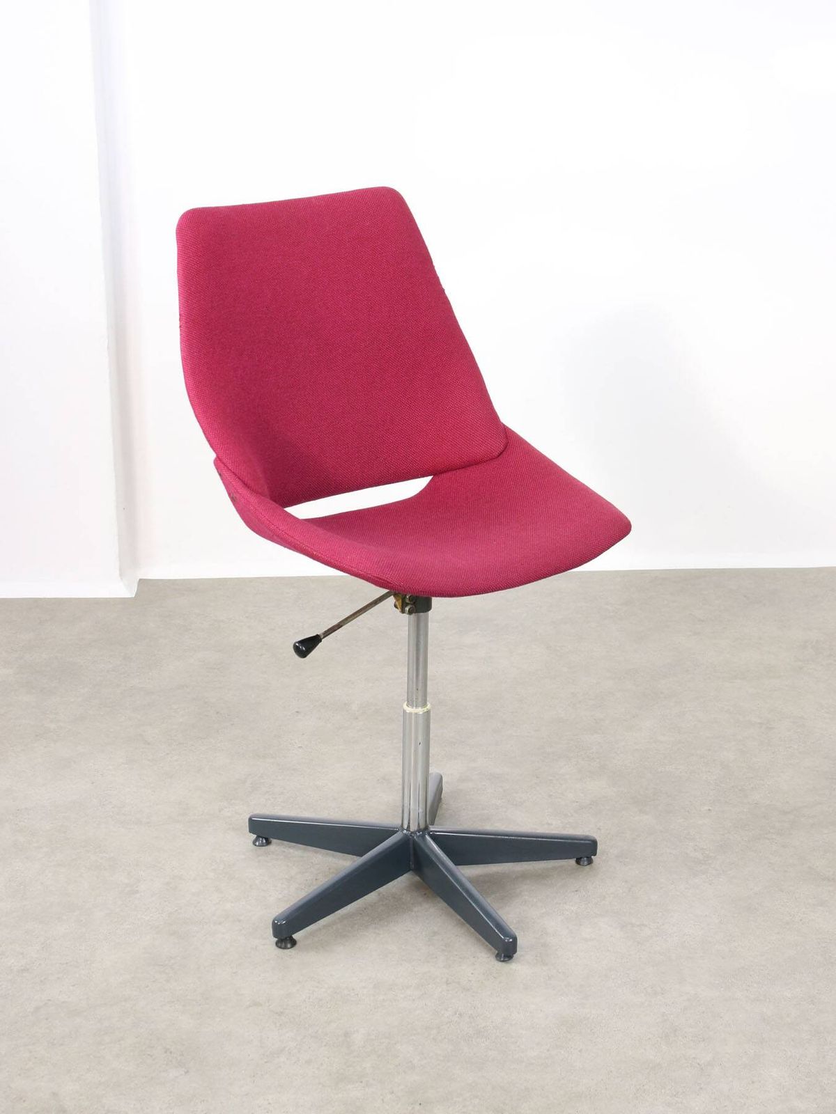 photo furniture Pink Shell Swivel Chair By Niko Kralj For Stol Kamnik, 1970s