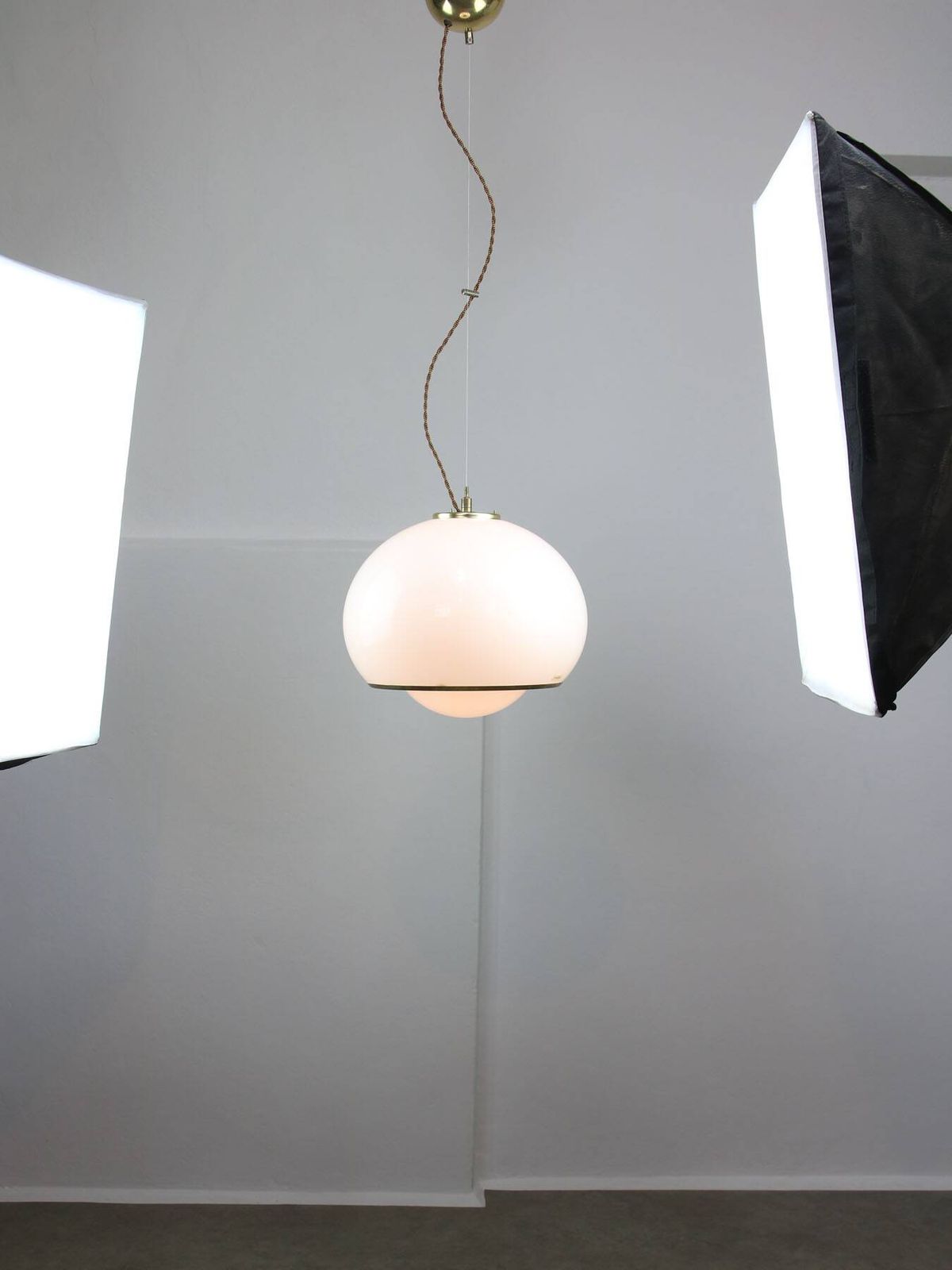 Rare White And Gold Bud Lamp By Luigi Massoni For Guzzini, 1960 photo Lighting