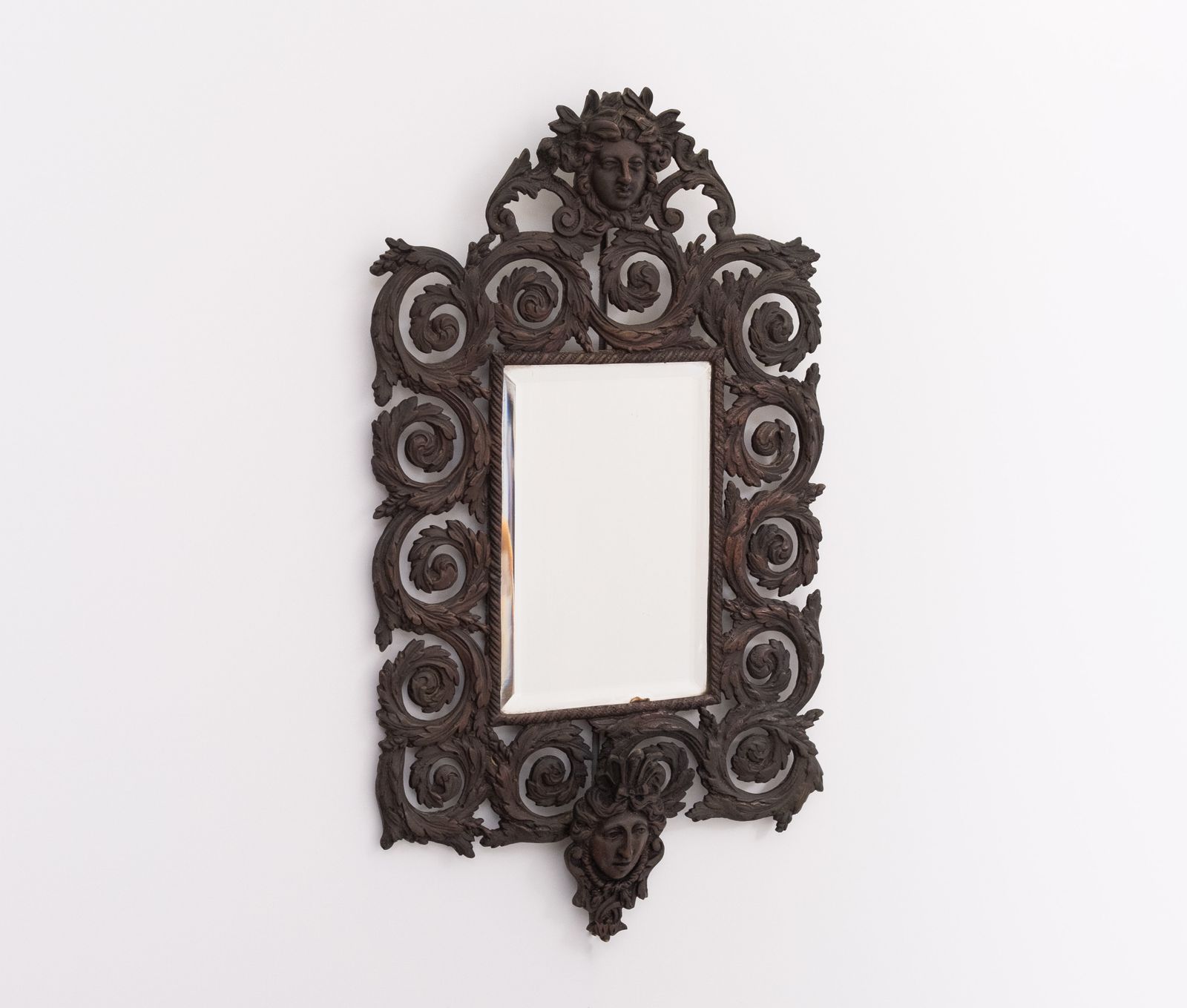Gegoten Bronzen Wandspiegel Met Vrouwenhoofden, Frankrijk photo 756.0