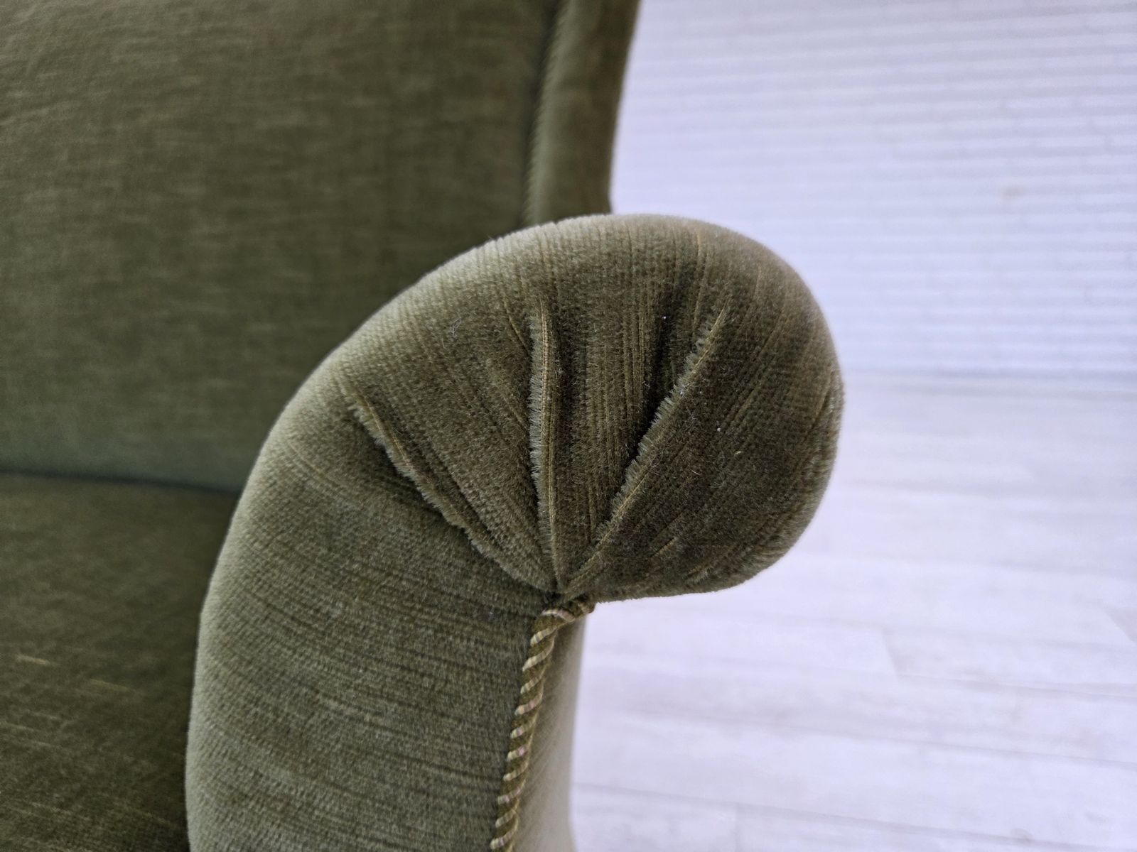 photo vinterior 1960s, Danish 2 Seater Sofa, Original Green Furniture Velour, Beech Wood Legs.