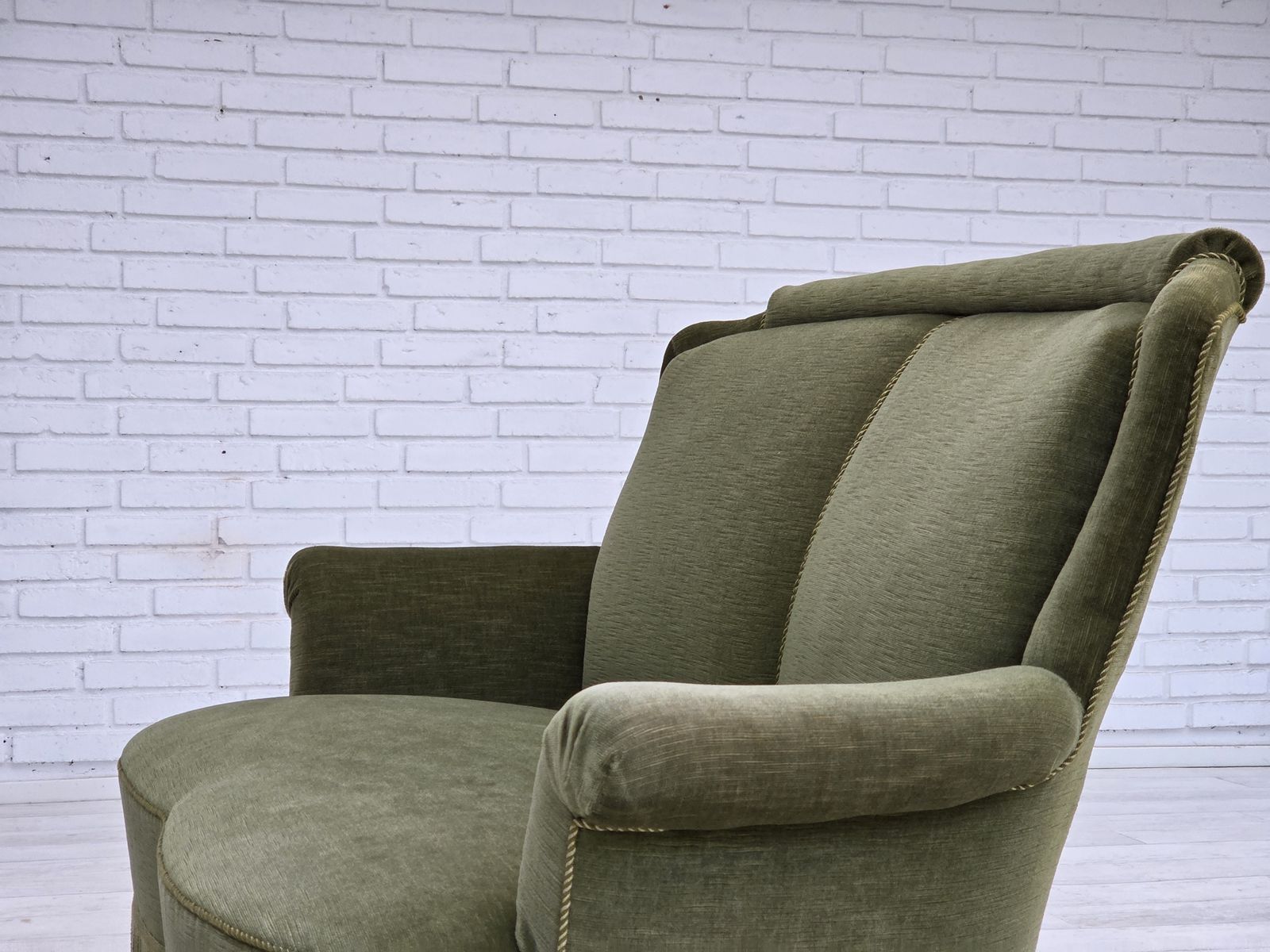 photo vintage 1960s, Danish 2 Seater Sofa, Original Green Furniture Velour, Beech Wood Legs.