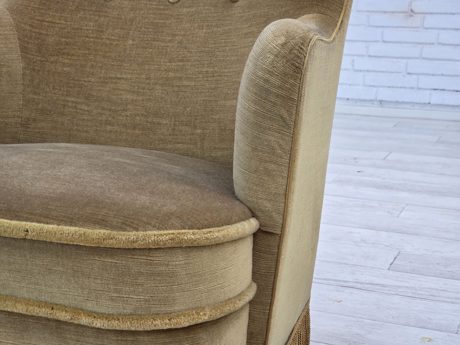 photo vintage 1970s, Danish Lounge Chair, Original Light Green Furniture Velour, Beech Wood.