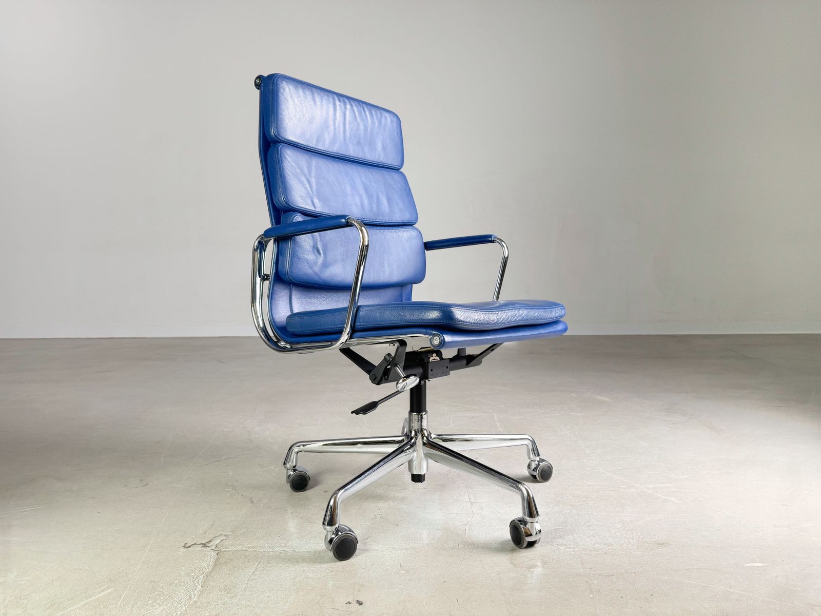 Original Vitra Ea 219 Office Chair Soft Pad Blue Charles & Ray Eames Leather photo furniture