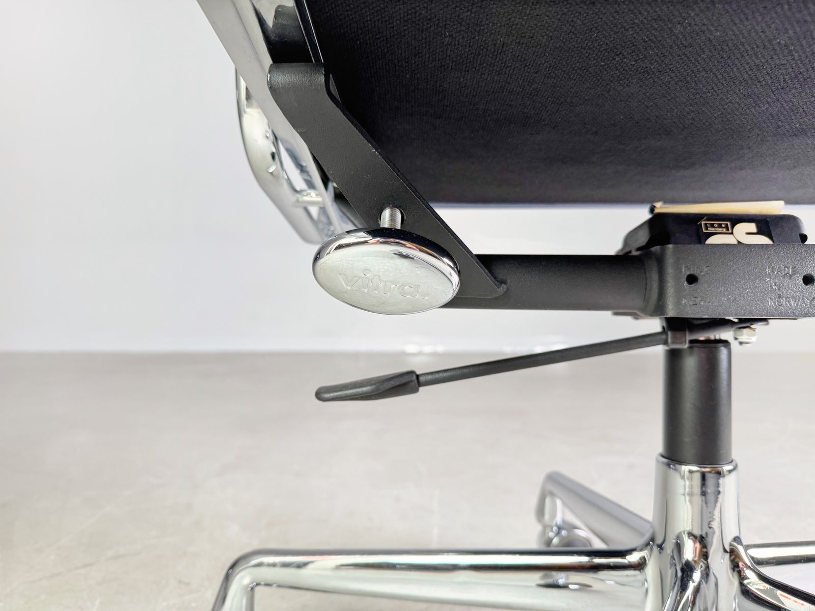 photo furniture Original Vitra Ea 219 Office Chair Soft Pad Blue Charles & Ray Eames Leather