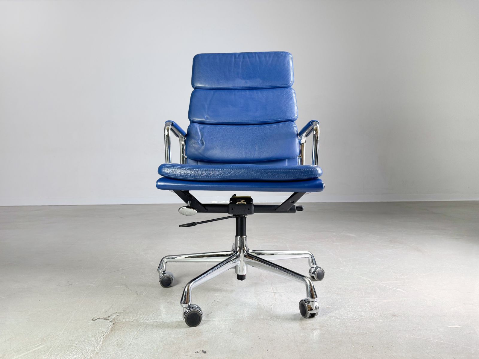 photo for sale Original Vitra Ea 219 Office Chair Soft Pad Blue Charles & Ray Eames Leather