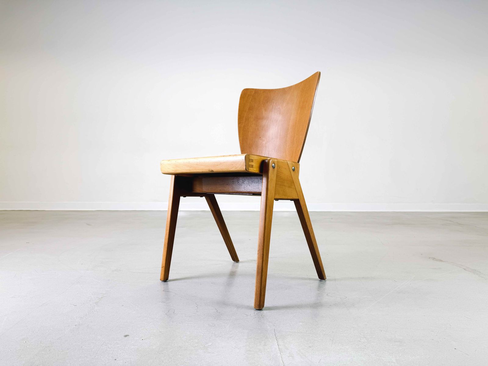 photo furniture Set Of 4 Mid Century Chairs Kadeder Beech Vintage Stacking Chair