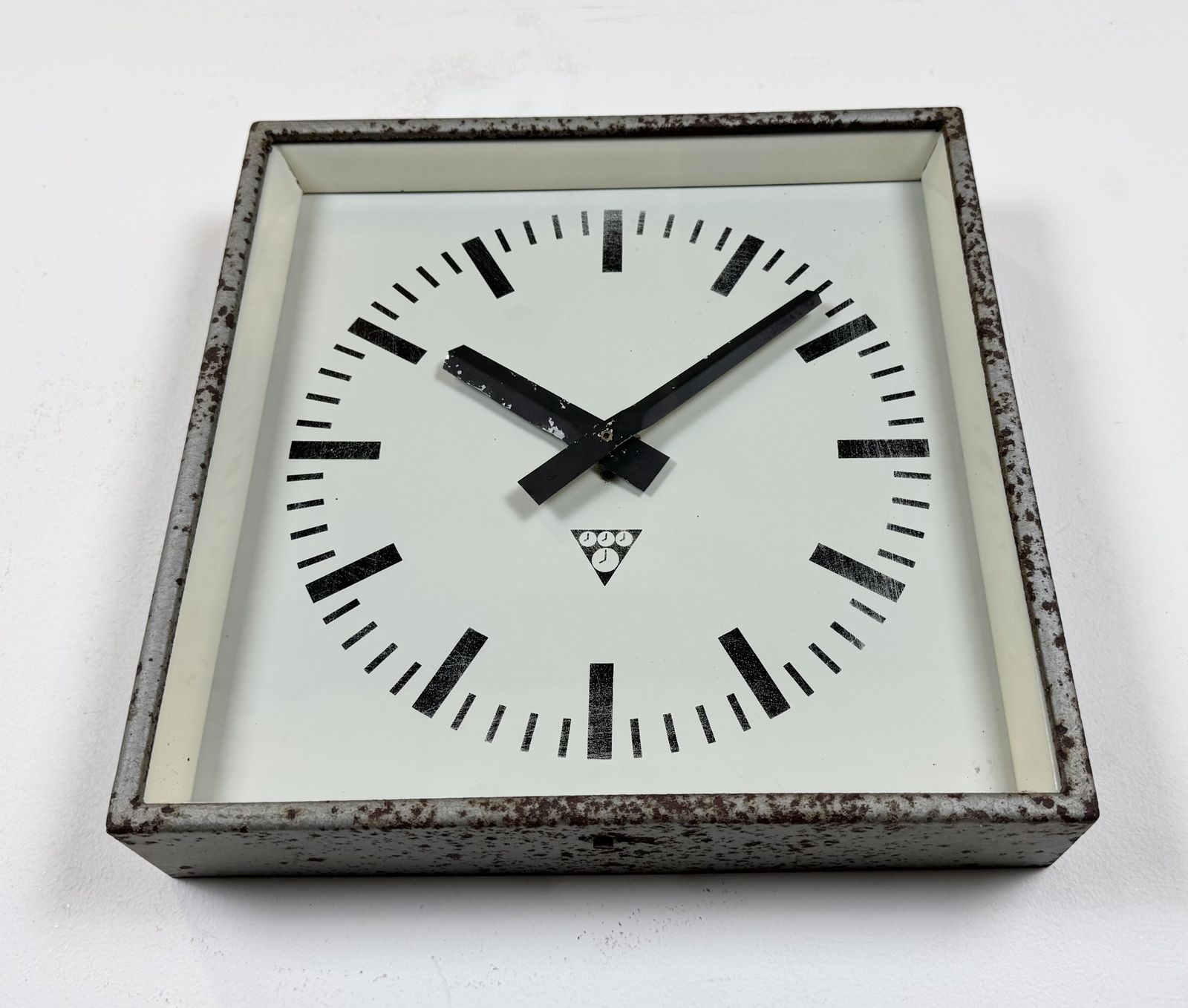photo vintage Grey Rusty Industrial Square Wall Clock From Pragotron, 1970s