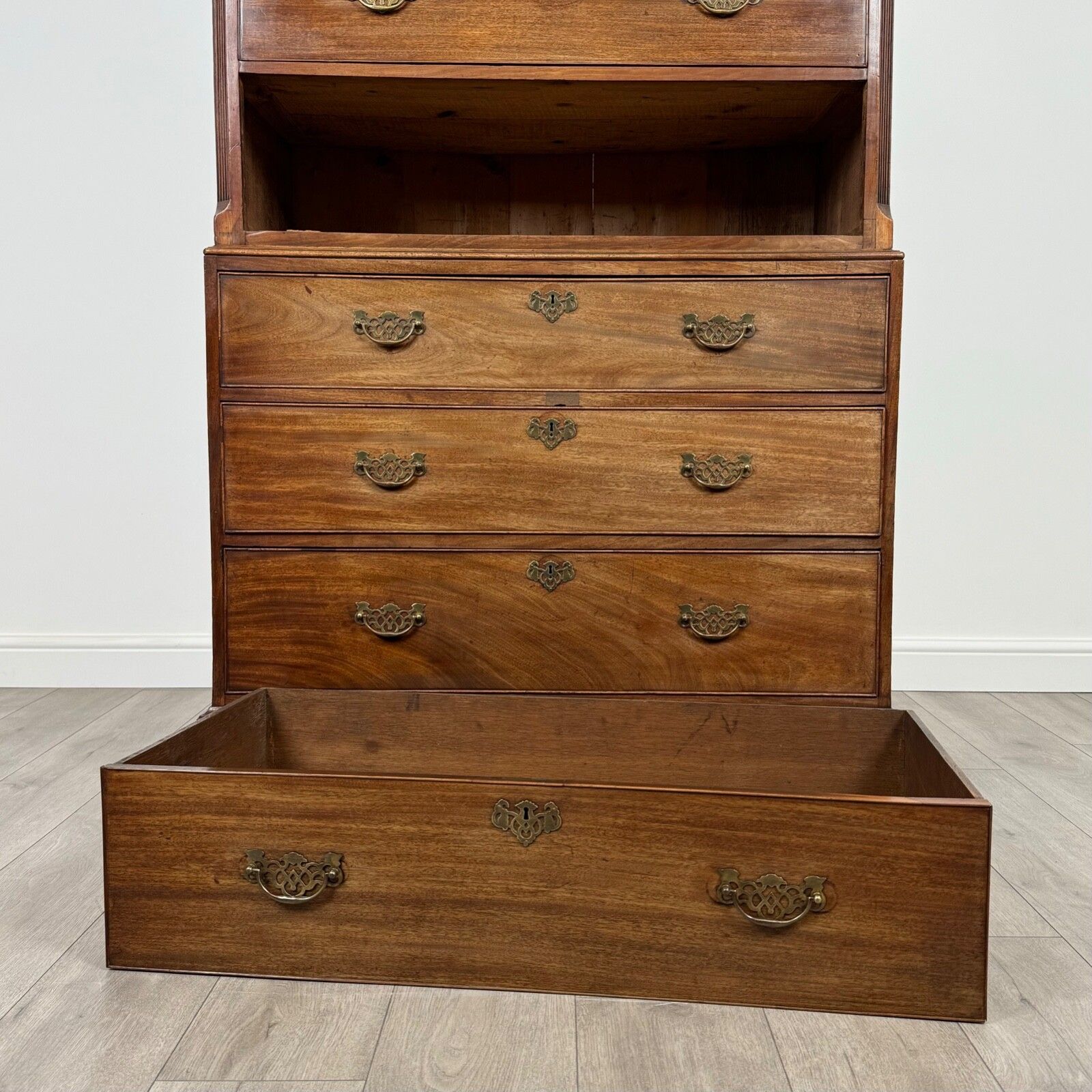 photo furniture Antique 18th Century Fine Quality Chest On Chest In Mahogany