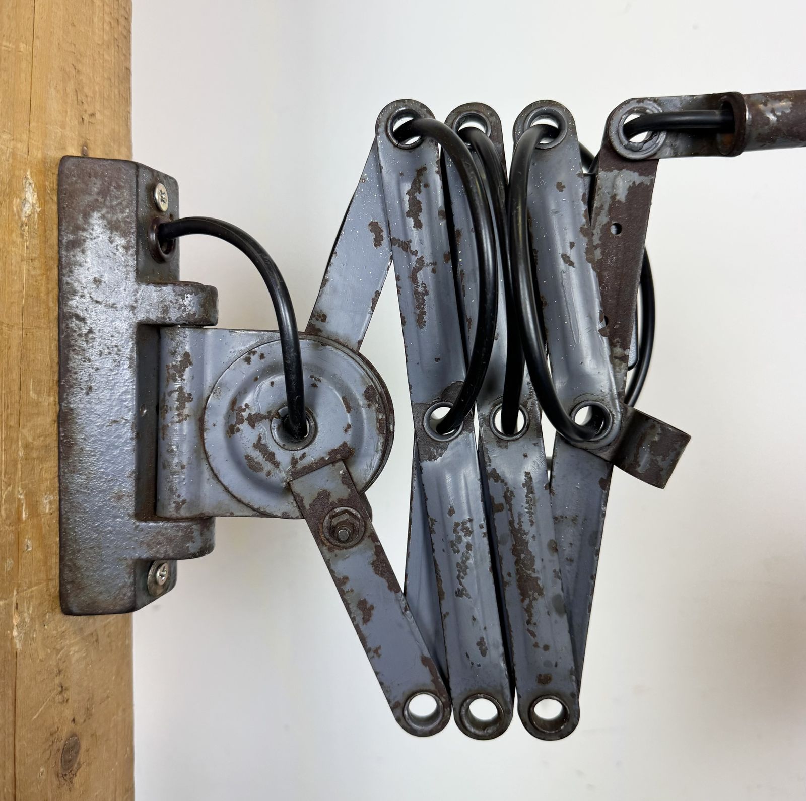 photo vinterior Grey Industrial Scissor Wall Lamp From Elektroinstala, 1960s