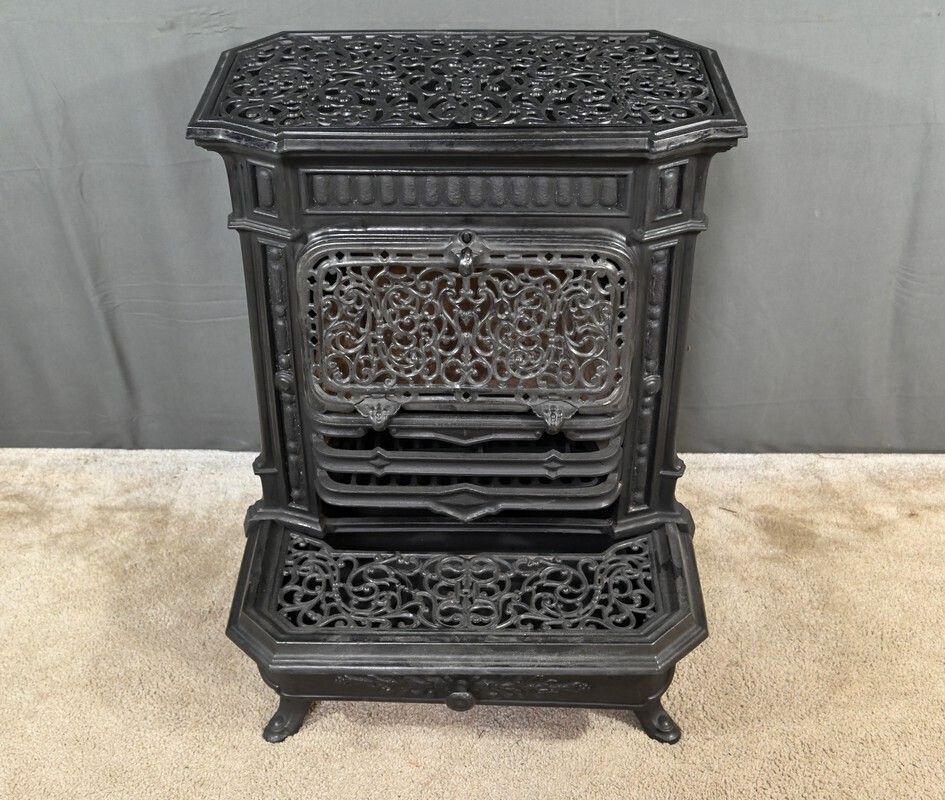 Cast Iron Coal Stove – Early 20th Century photo vintage