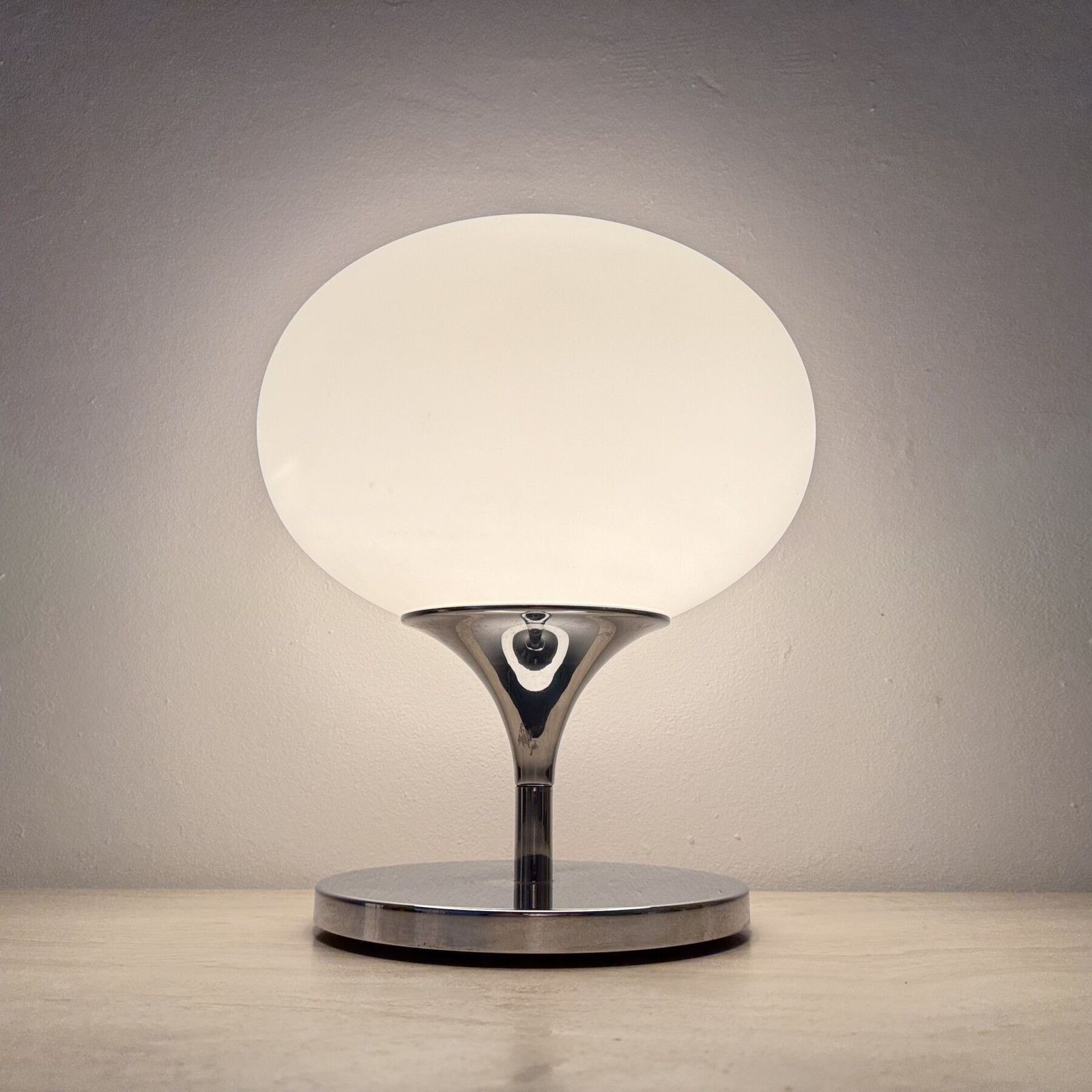 Verlichting Opaline Glazen Space Age Lamp Van Kaiser Leuchten, Verchroomd Staal En Gietijzer, Jaren 1970 photo