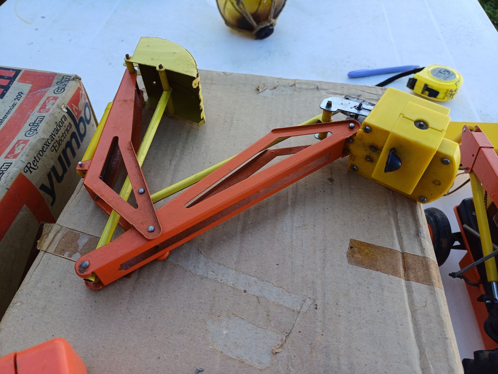 photo vinterior Old Toy Tractor Yumbo Retro Excavado Electrica
