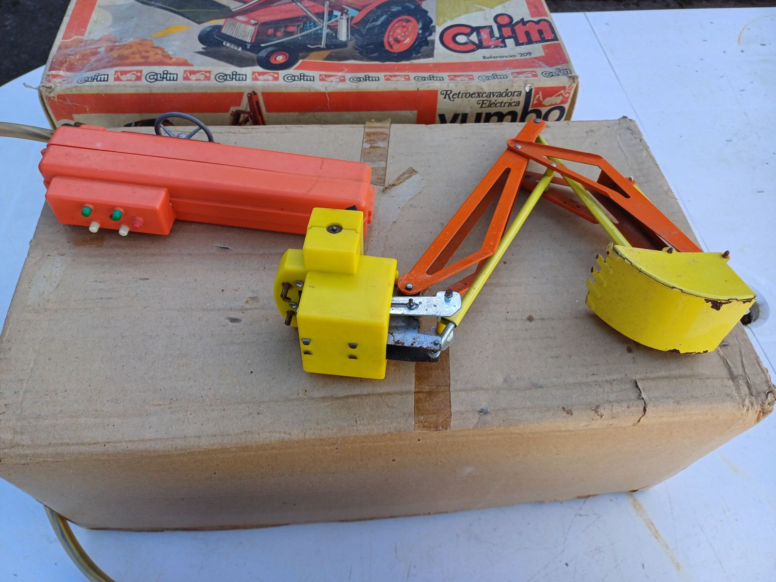 photo buy Old Toy Tractor Yumbo Retro Excavado Electrica