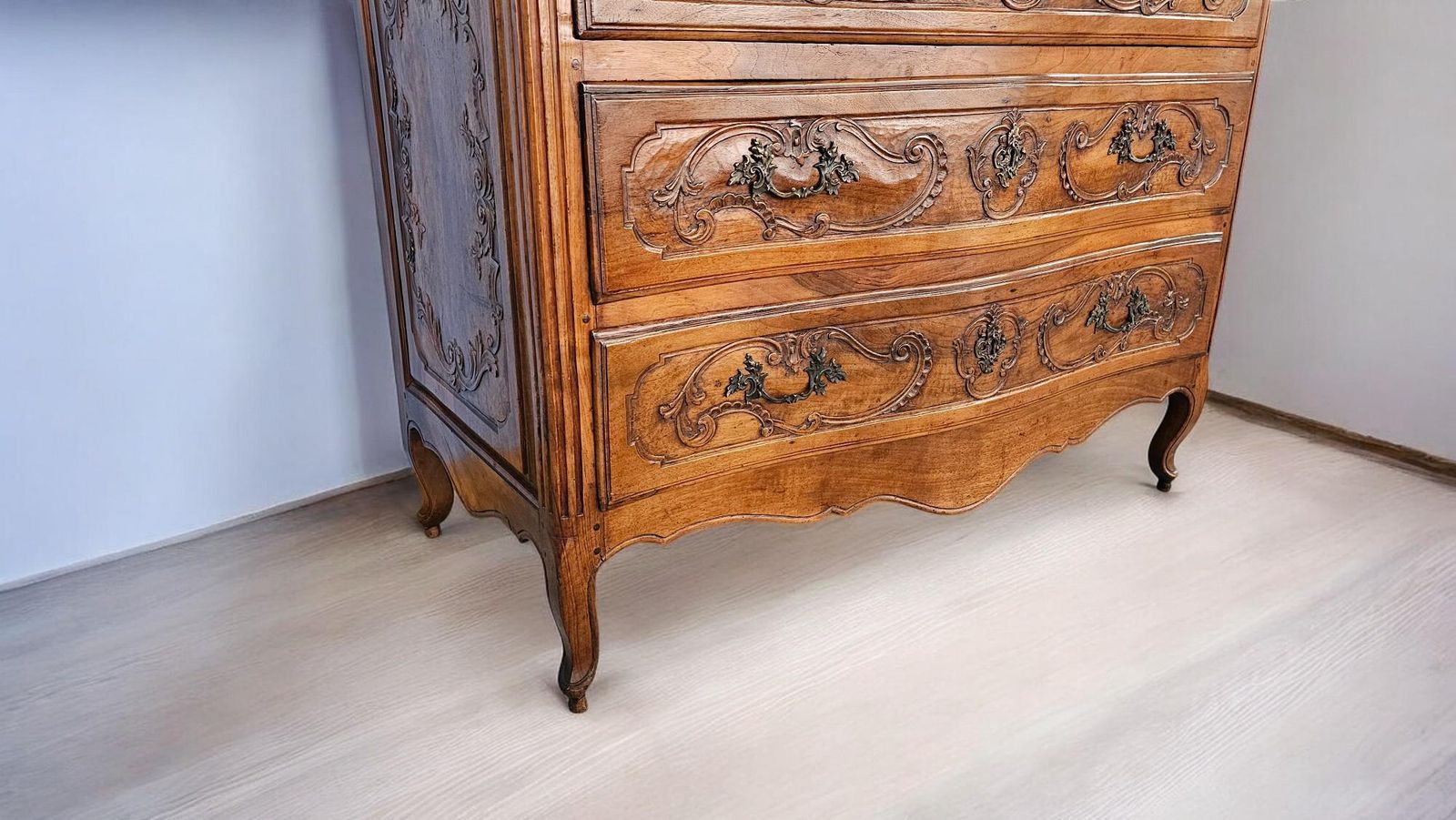 photo furniture Italian Antique Luigi XV Chest Of Drawers In Solid Walnut, 1750s